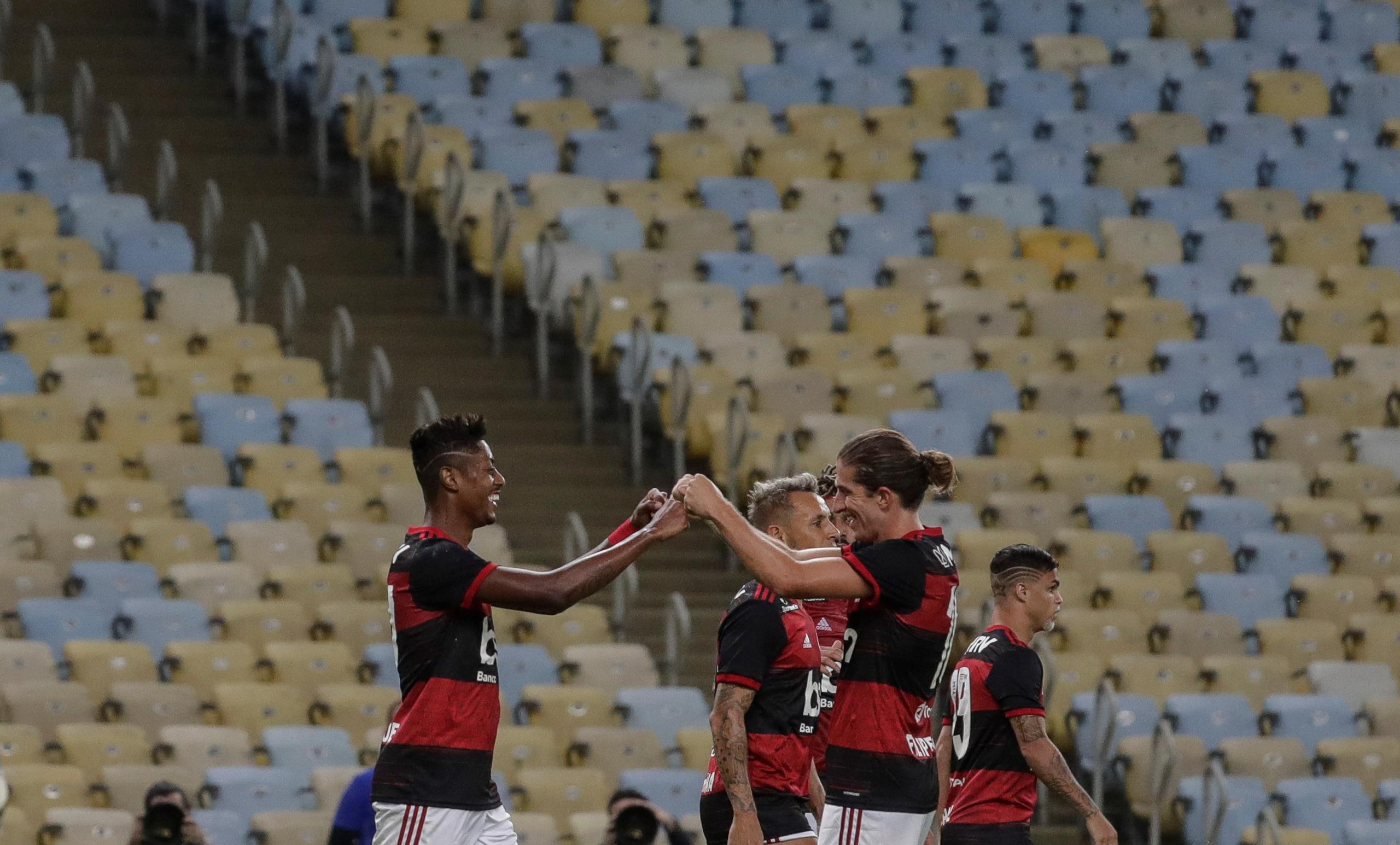 Los jugadores de Flamengo Bruno Henrique (izq) y Filipe Luis (der), celebran el segundo gol de Flamengo el jueves, durante un partido por el campeonato Carioca, en el Estadio Maracaná de Río de Janeiro. EFE/Antonio Lacerda

