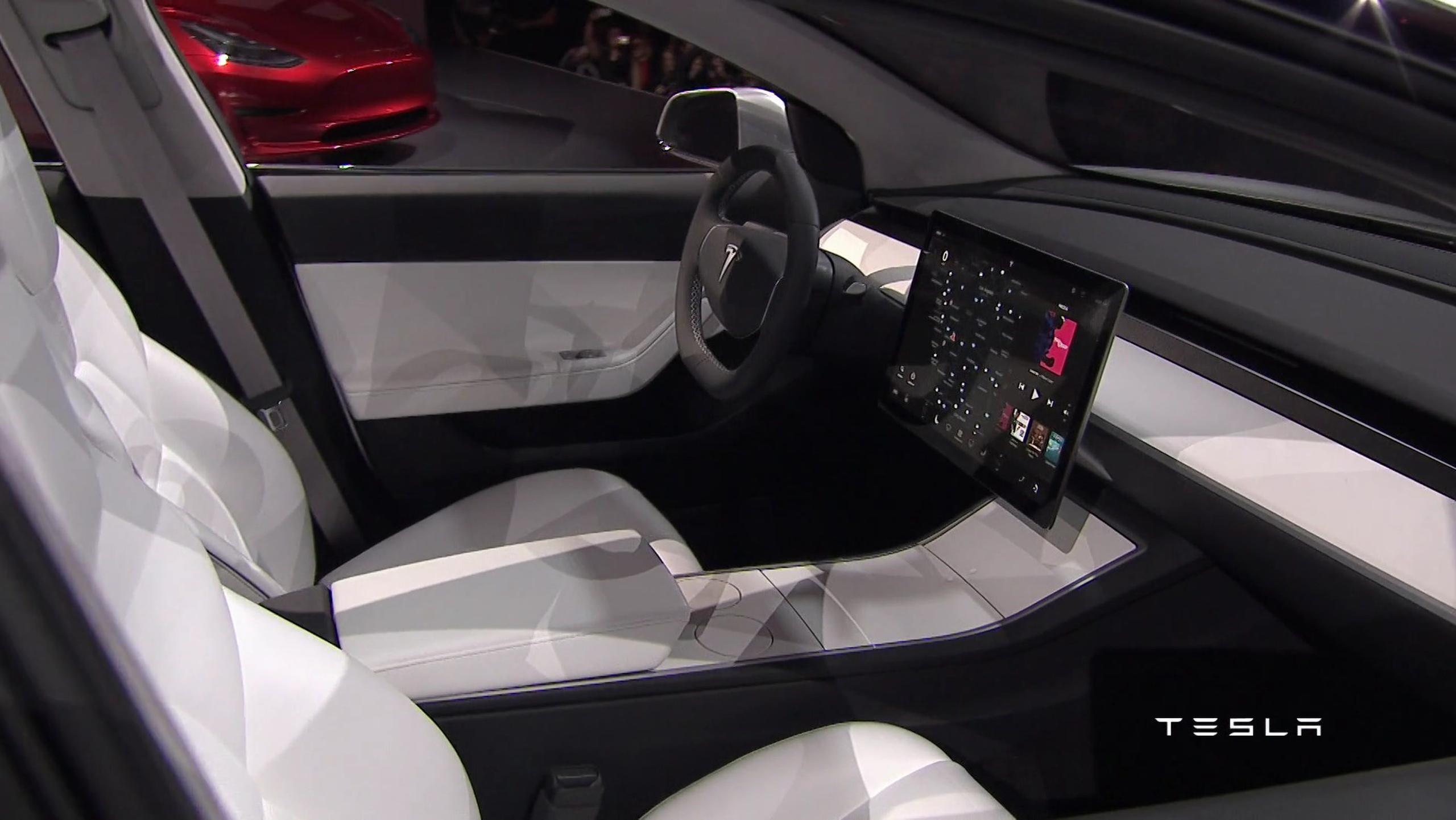 Por dentro, el Tesla Model 3 tiene capacidad para cinco adultos y un tablero sensible al tacto al igual que los demás autos de Tesla.