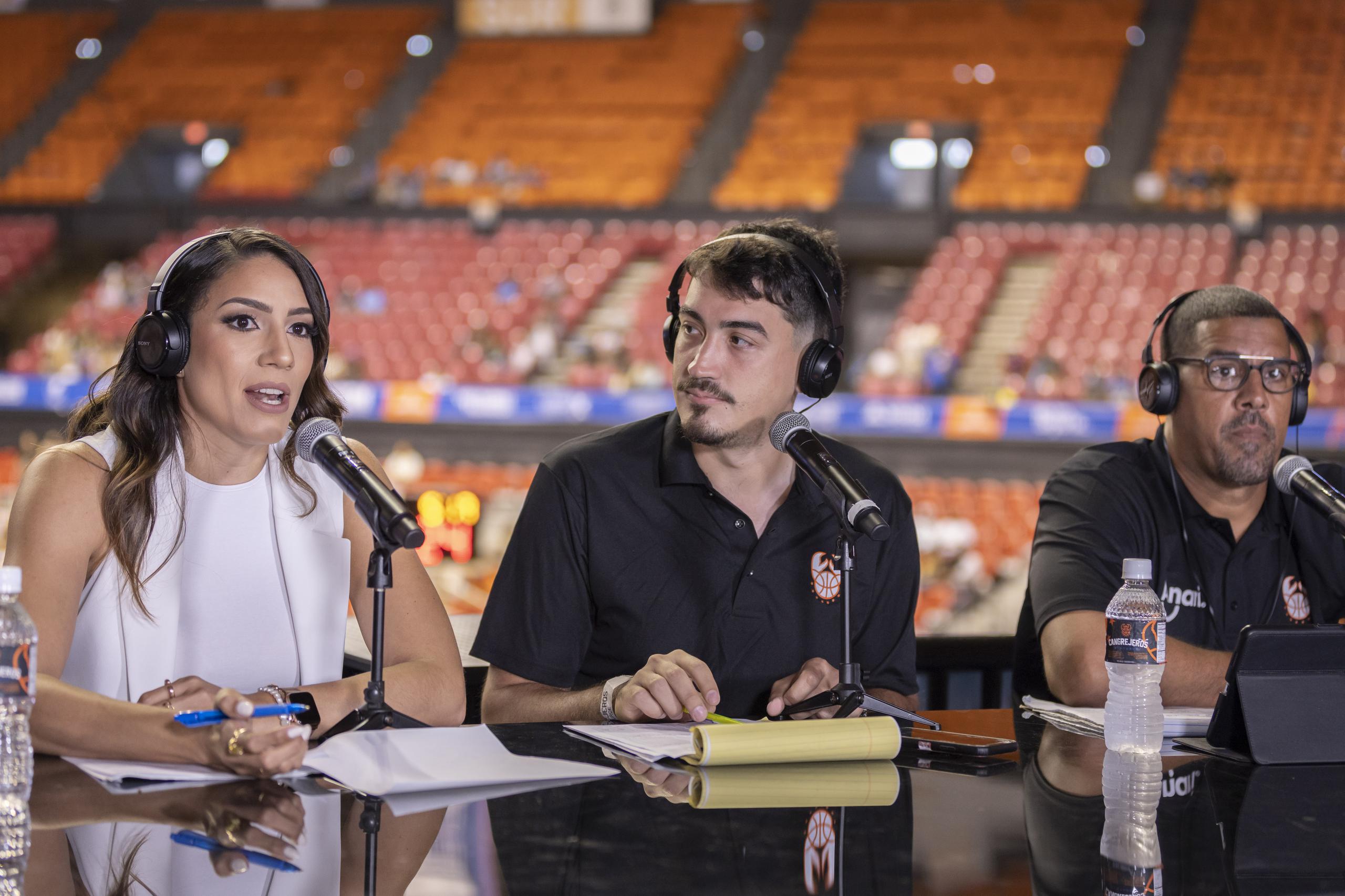 Xiomara Ríos toma su posición en la mesa de transmisión de los Cangrejeros junto al narrador, Javier Sabath (centro) el  exjugador, Alex Falcón.