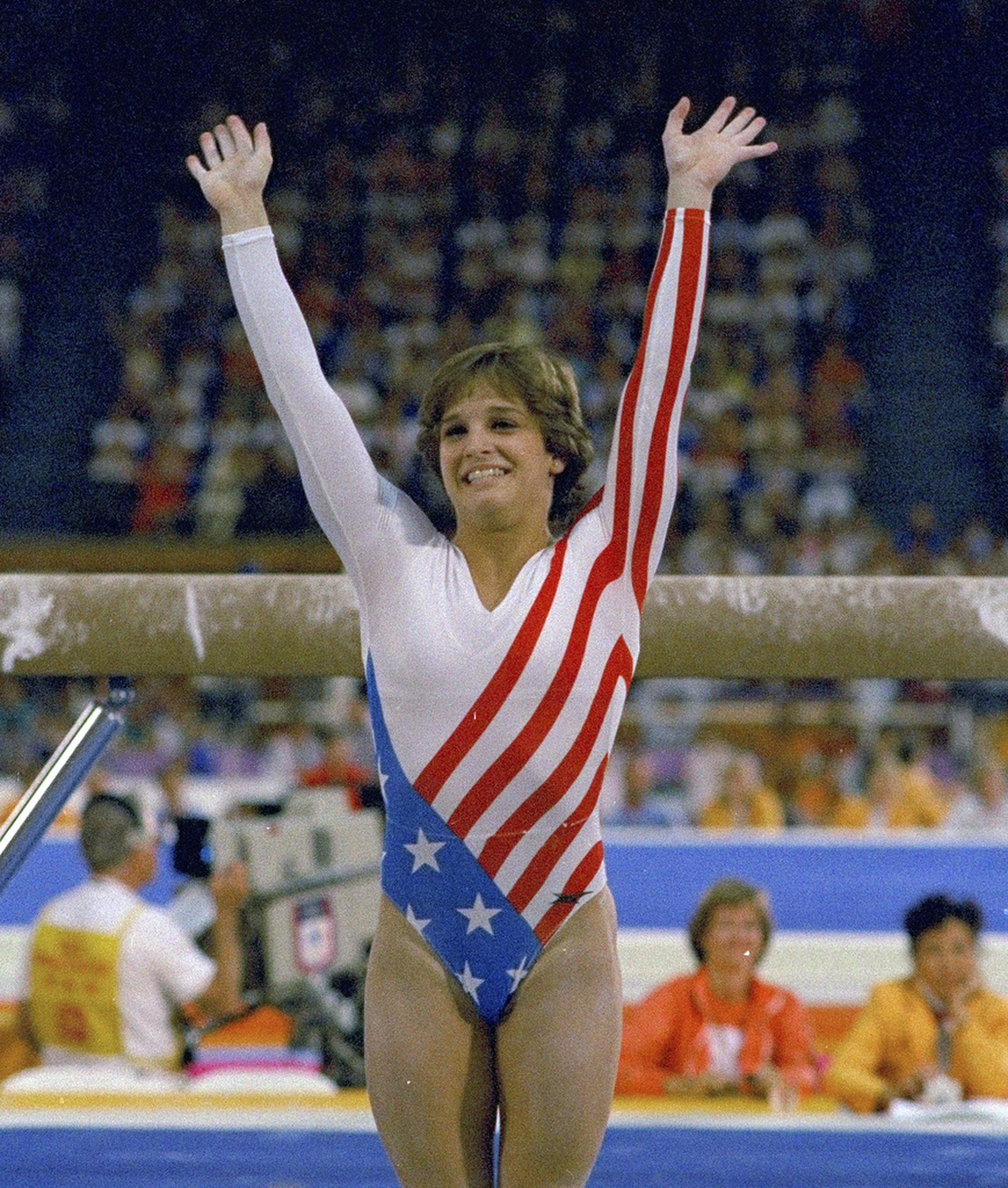 Mary Lou Retton se convirtió en la primer gimnasta mujer estadounidense en ganar el título del All-Around olímpico en Los Ángeles 1984.