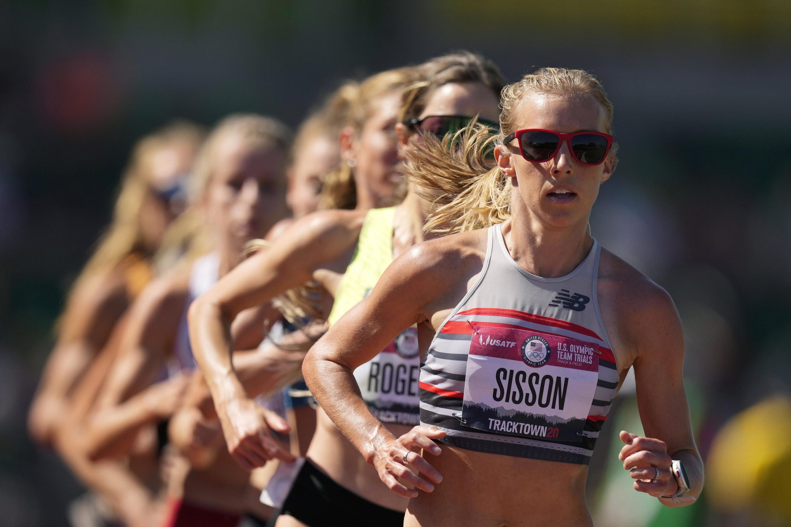 ARCHIVO - Emily Sisson compite en los 10.000 metros durante el preolímpico de Estados Unidos, el 26 de junio de 2021, en Eugene, Oregon (AP Foto/Charlie Riedel, archivo)