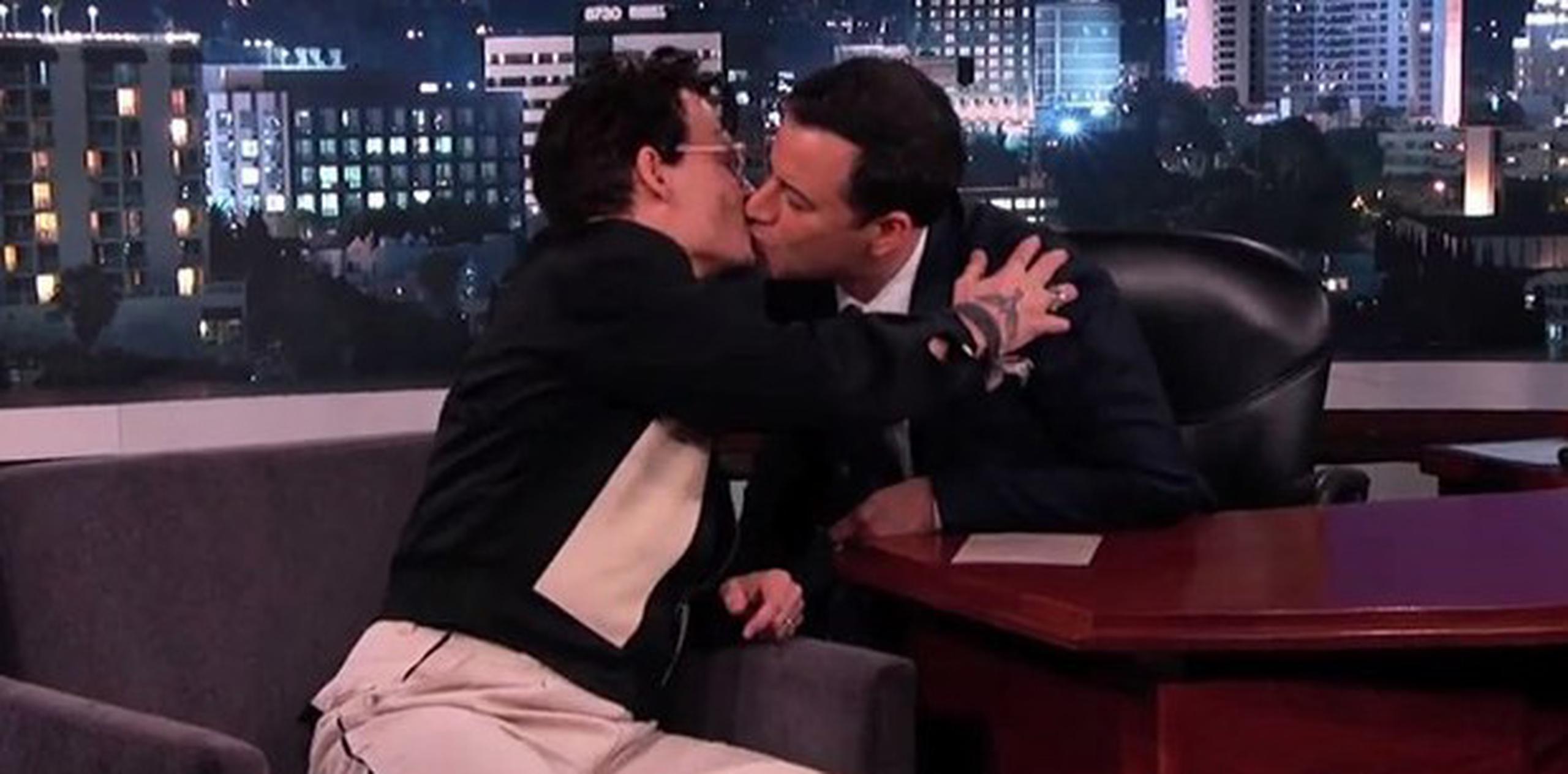 Después de un intenso flirteo en el que abundaron los mensajes "picantes" directos e indirectos, Depp y Kimmel se besaron en los labios. (YouTube)
