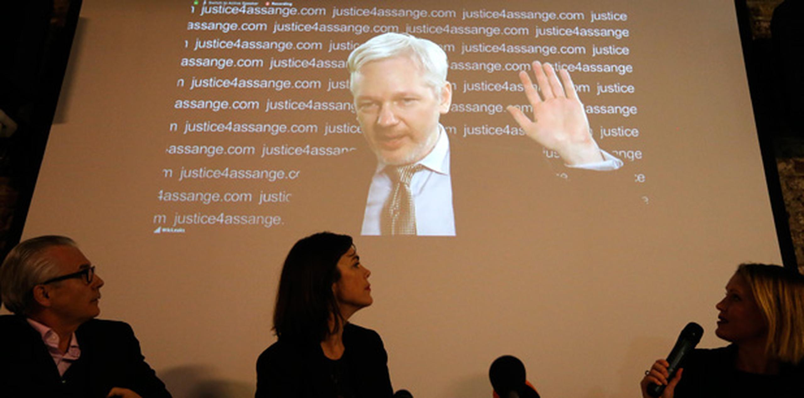 En una rueda de prensa por videoconferencia desde la embajada de Ecuador en Londres, donde está refugiado, Assange se refirió a la respuesta del ministro británico de Exteriores, Philip Hammond, que tildó de "ridículas" las conclusiones de la ONU, que determinan que su detención ha sido "arbitraria". (AP)
