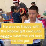 Niño se desmaya al ver el regalo de Navidad de su compañero de escuela
