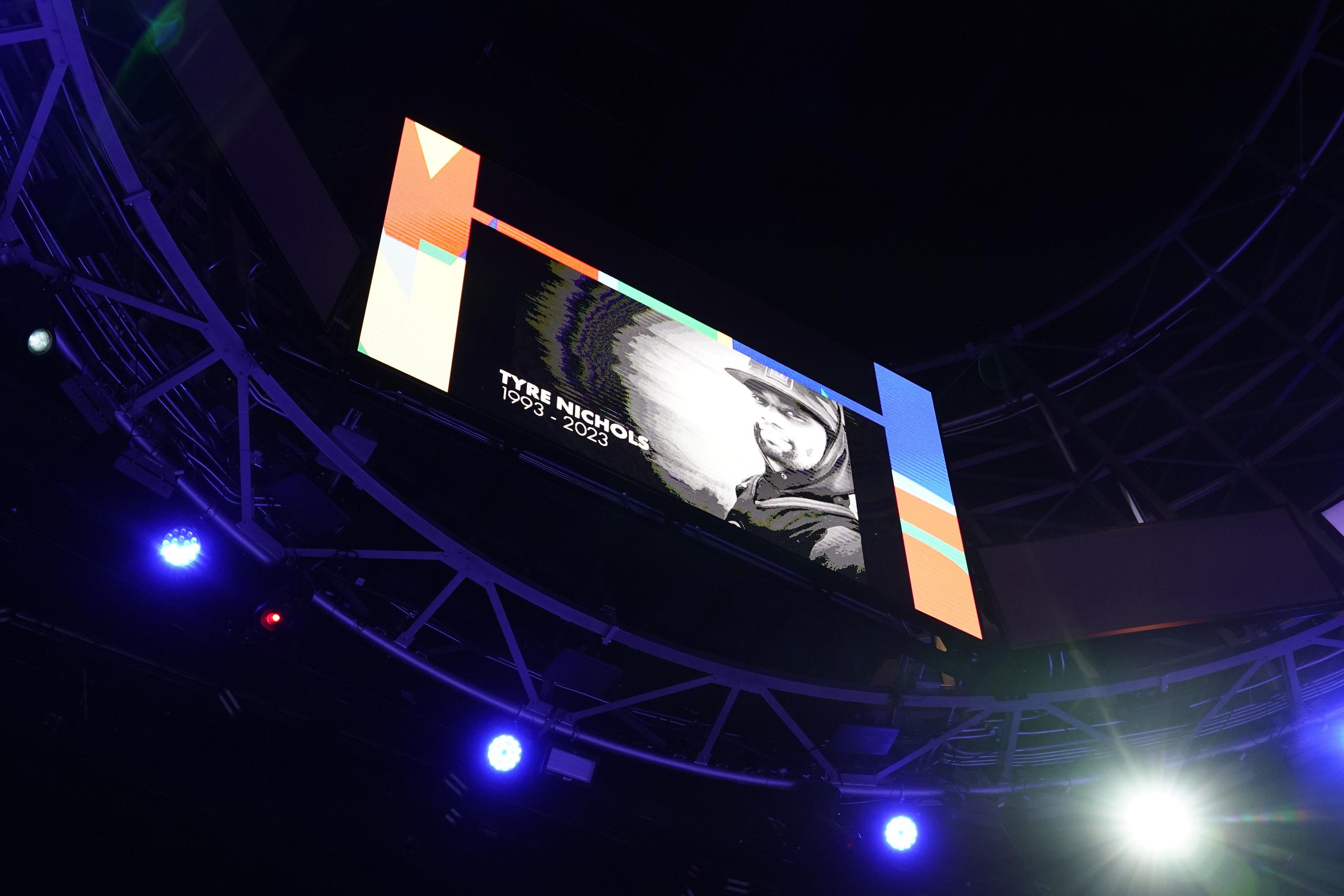 Una foto de Tyre Nichols fue desplegada en pantalla gigante antes del partido entre Grizzlies y Timberwolves.