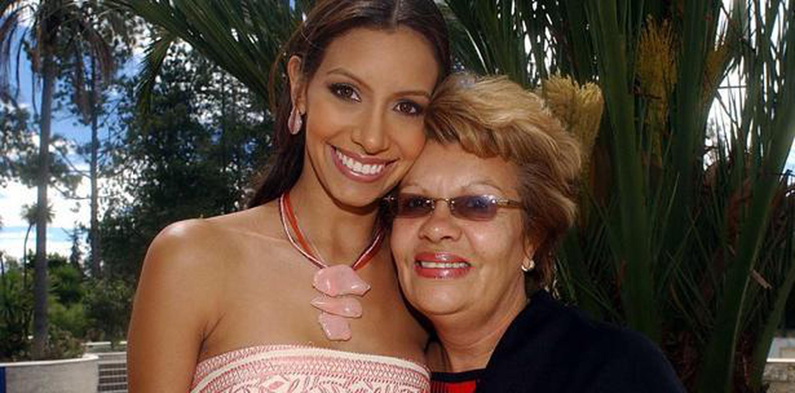 Alba Reyes junto a su fenecida madre, Elena Santos. (Archivo)