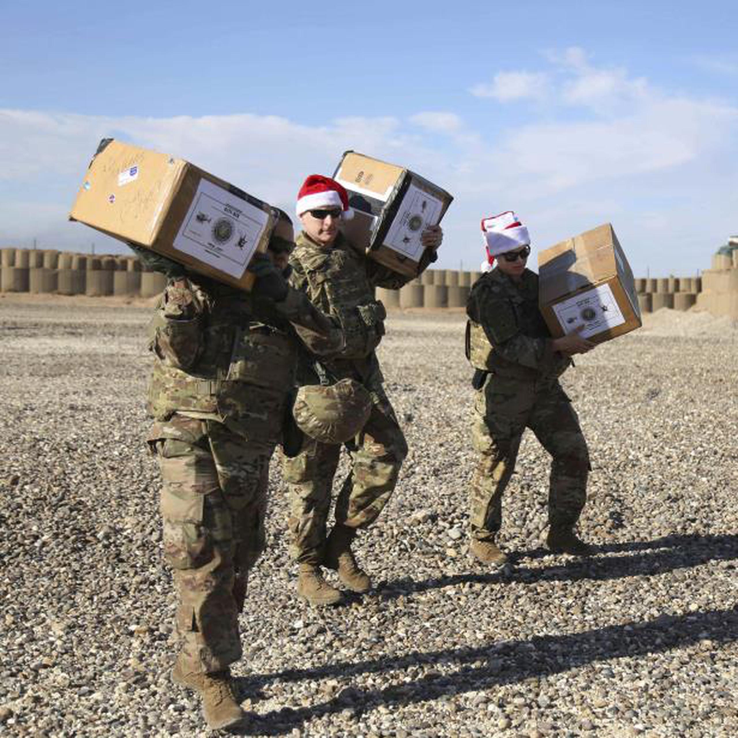 Los soldados recibieron botas navideñas llenas de dulces, artículos de aseo personal y otros obsequios. (AP / Farid Abdul-Wahid)