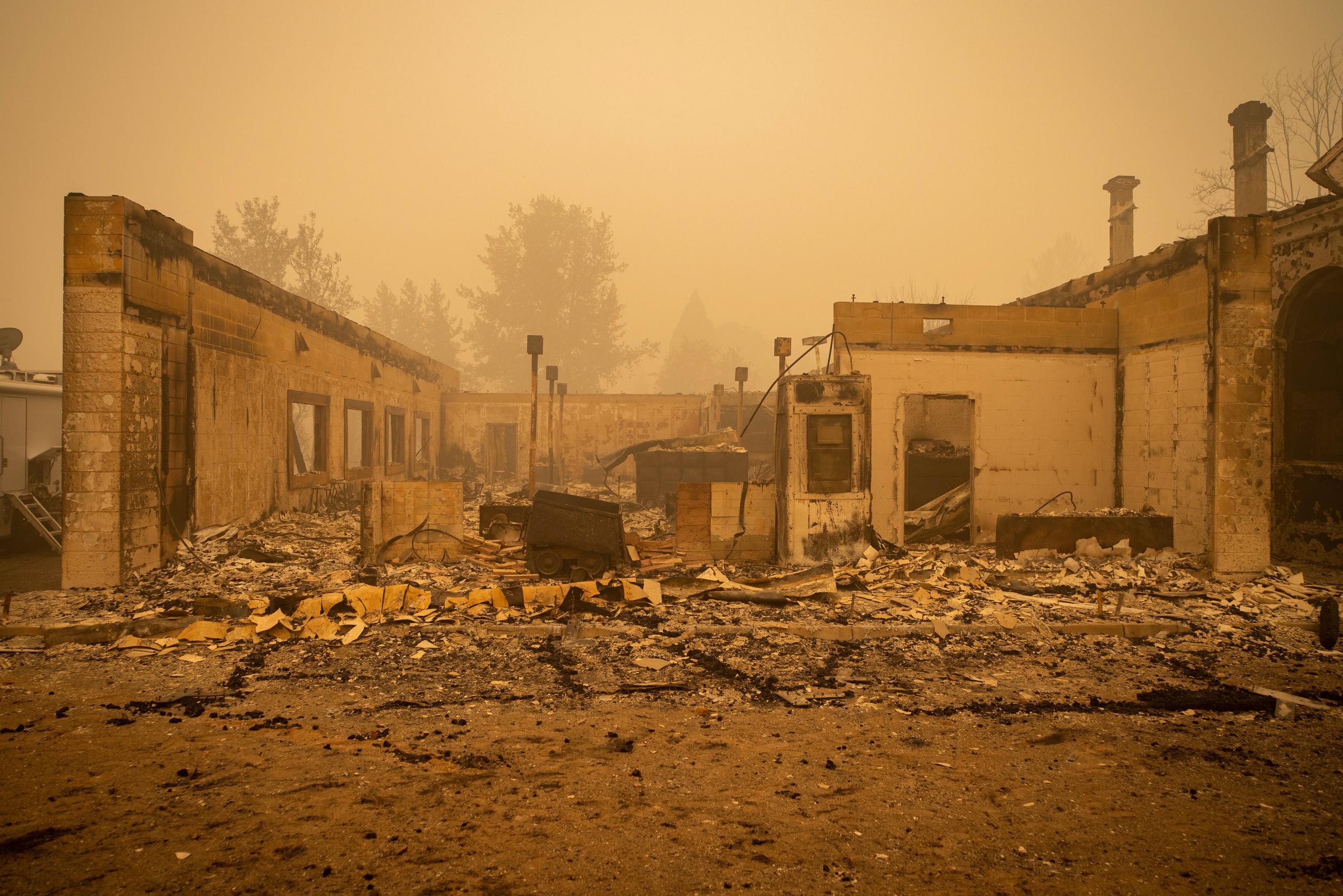 Desde que empezó a arder el pasado 14 de julio, Dixie ha destruido cerca de 1.200 edificios, al menos 635 de los cuales eran casas, según datos del Cal Fire. EFE/EPA/Christian Monterrosa/Archivo
