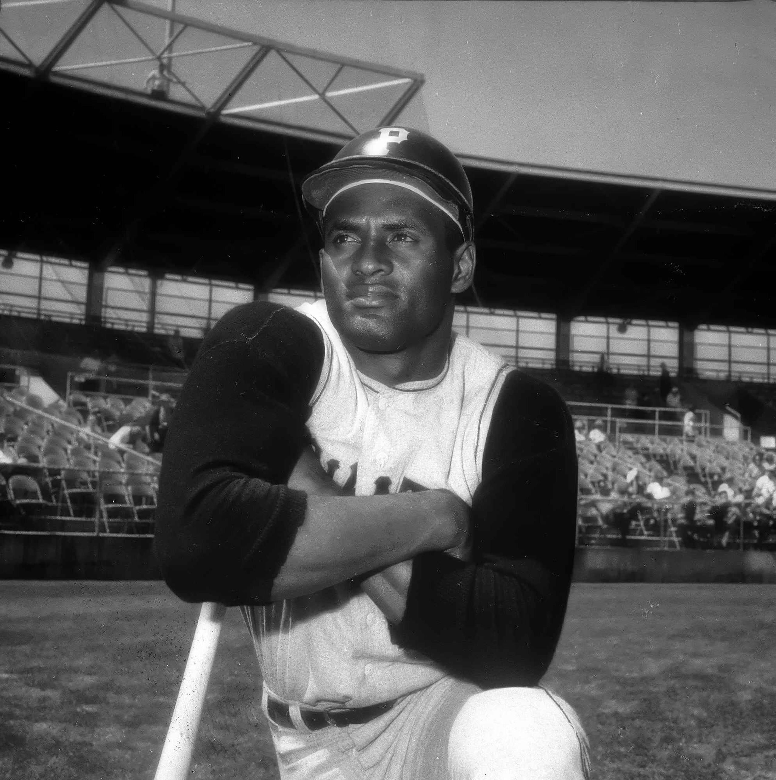 Roberto Clemente jugó 18 temporadas con los Piratas de Pittsburgh, ciudad donde el béisbol de Grandes Ligas le rendirá homenaje esta noche. (Archivo / AP)