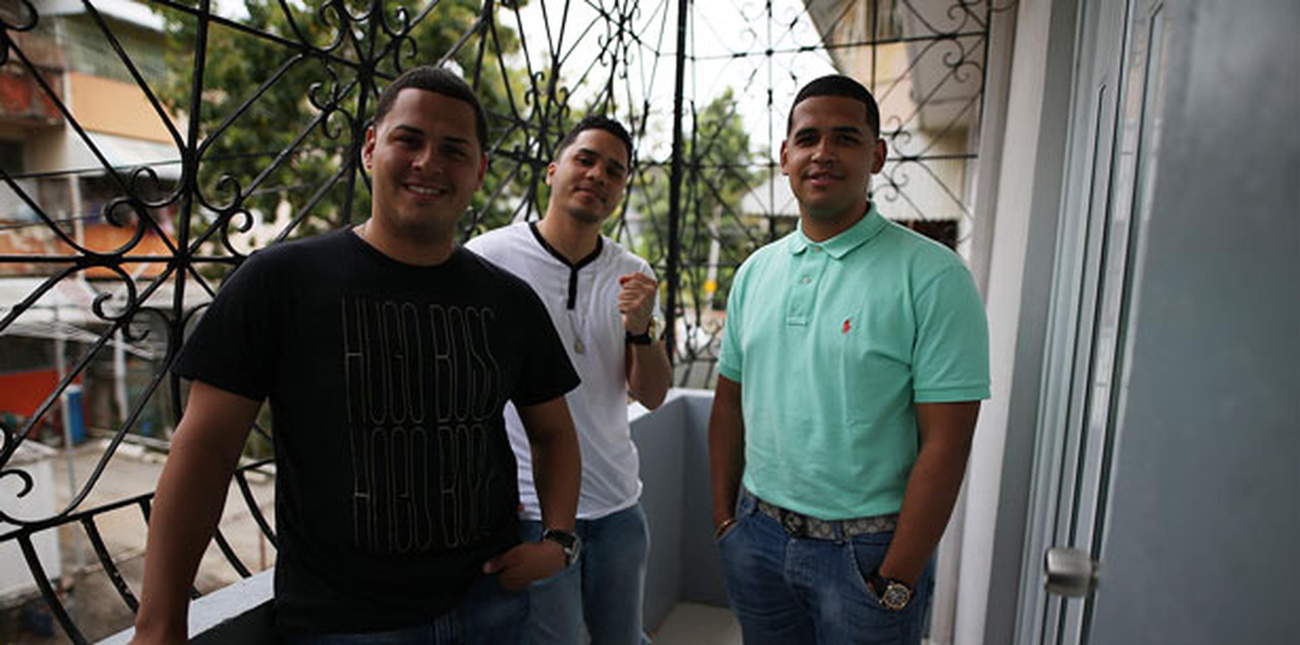 Llanos, su amigo Juhn Hernández y su hermano, Joshua Álvarez, son chicos que hacen la diferencia en Puerto Rico. (jose.candelaria@gfrmedia.com)