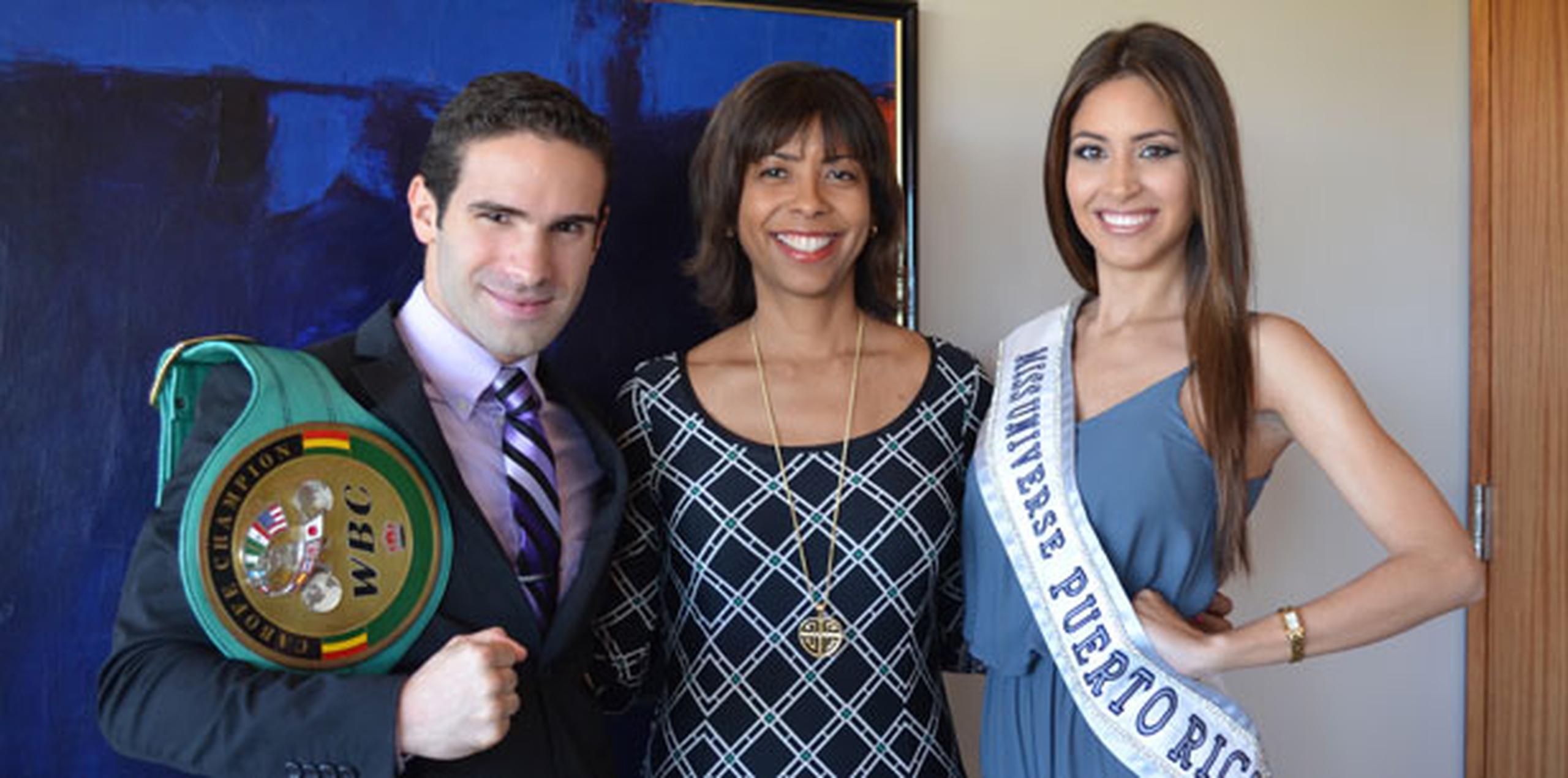 Edgardo "Saso" López y la Miss Universe Puerto Rico, Catalina Morales, junto a la decana de la Escuela de Derecho, Viviane Neptune. (Suministrada)