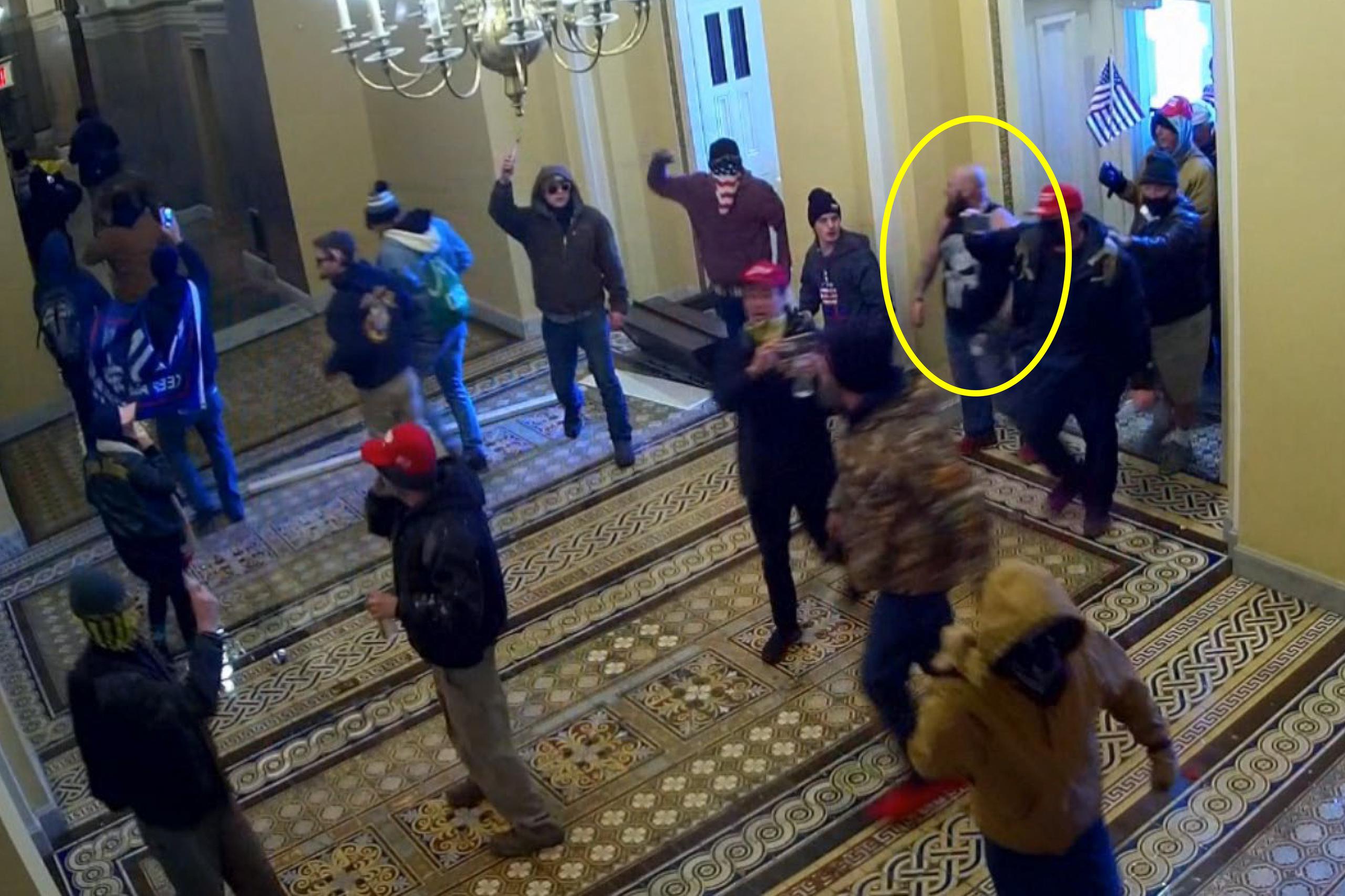 En imagen tomada de un video de las cámaras de seguridad de la Policía del Capitolio de Estados Unidos se ve a Joshua Pruitt, señalado por un círculo amarillo, ingresando al Capitolio durante el asalto del 6 de enero de 2021, en Washington. (Departamento de Justicia de Estados Unidos vía AP)