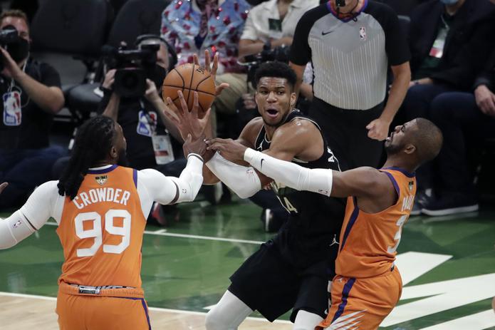 Giannis Antetokounmpo, de los Bucks, es acorralado por la defensa de los Suns en el sexto juego de la final de la NBA.