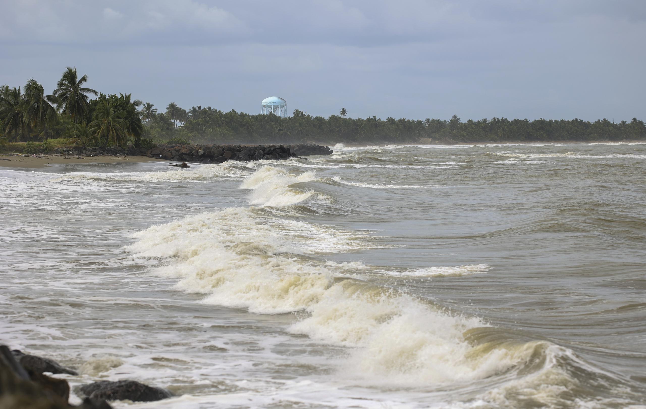 Se esperan vientos sostenidos de 15 a 20 mph con ráfagas frecuentes de hasta 30 mph en Puerto Rico y las Islas Vírgenes de los Estados Unidos.