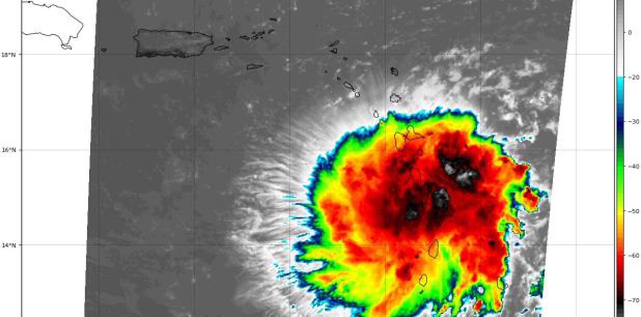 Un avión caza-huracanes se encunetra investigando el sistema. (NOAA)