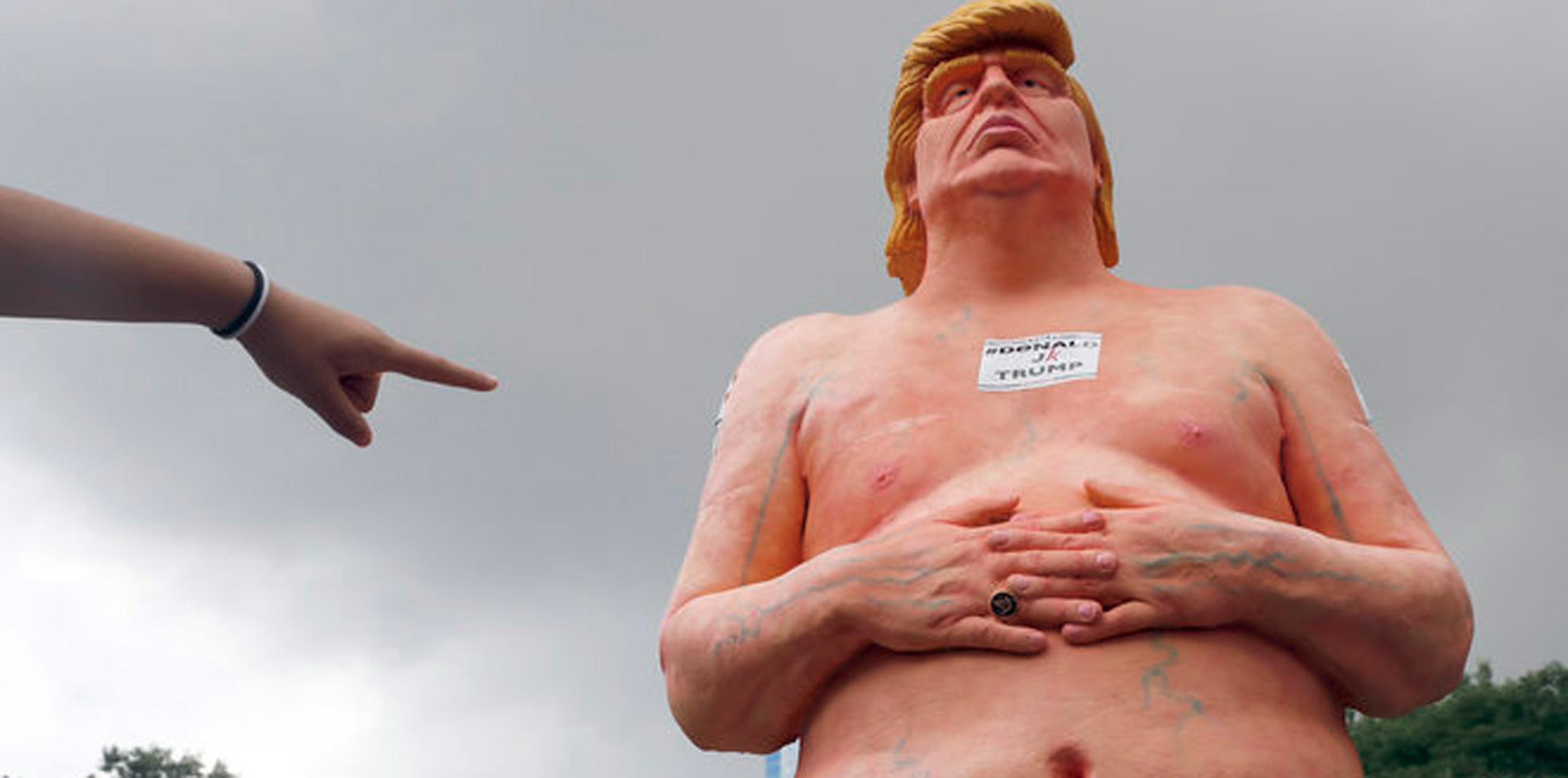 La polémica estatua de Trump desnudo había permanecido cerca de una semana en el tejado de un edificio en Wynwood, tras ser retirada de lo alto de una valla publicitaria en Miami por razones de seguridad. (AP)