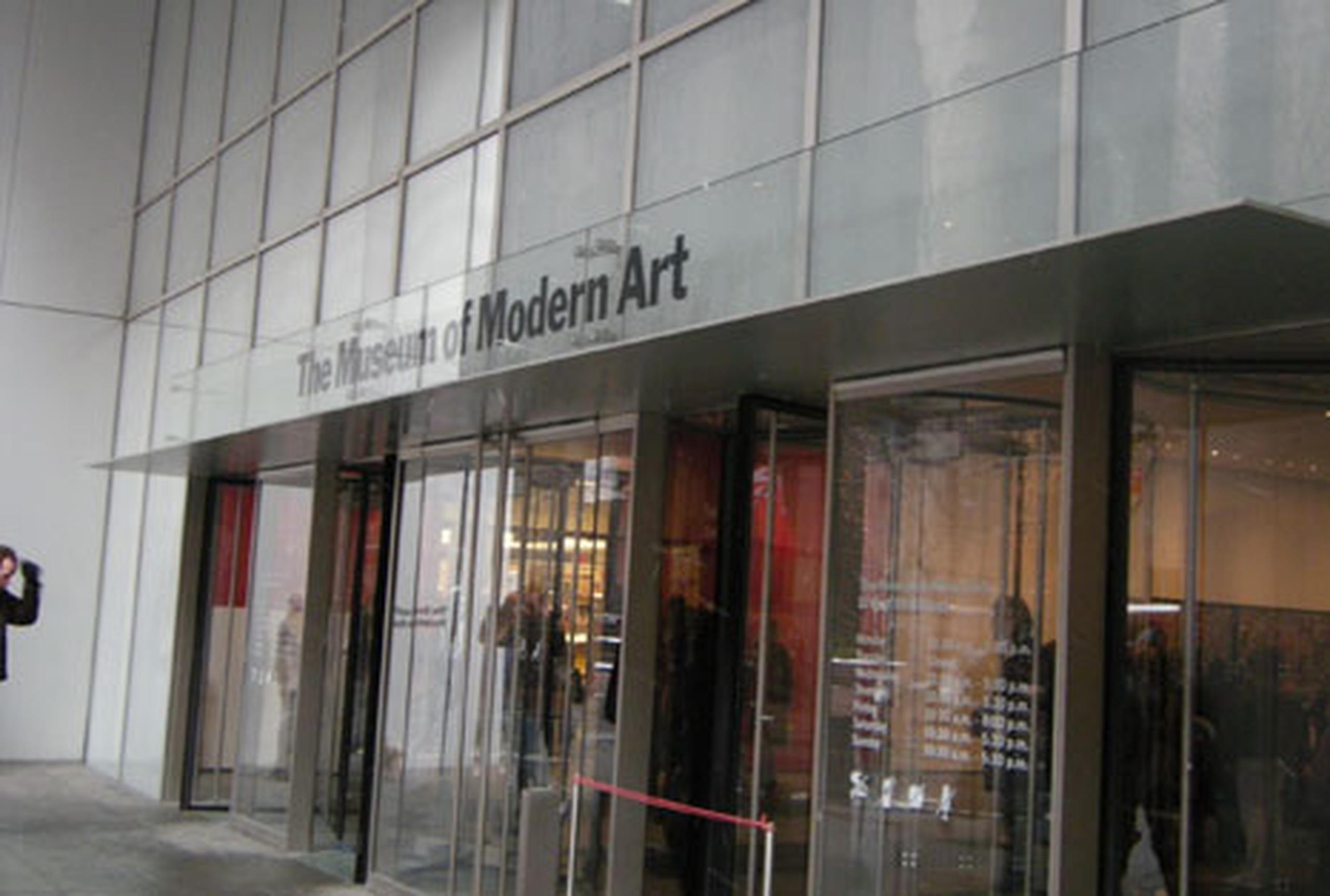 La artista Martha Rosler dirigirá la "Meta-Monumental Venta de Garaje" a diario durante la instalación. (Archivo)