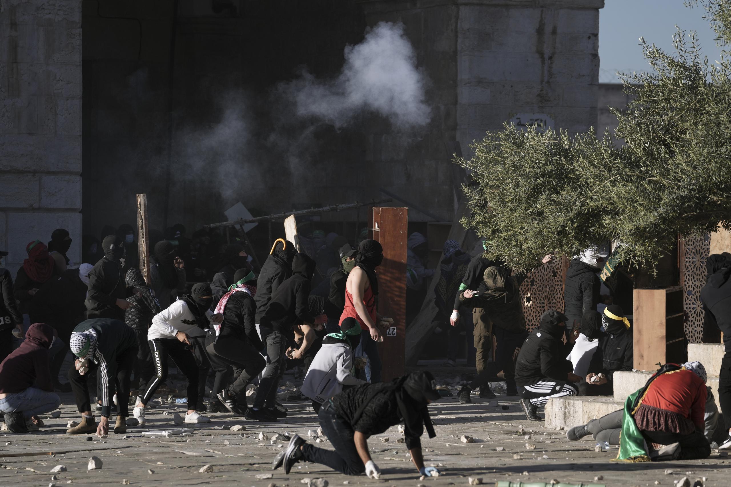 Los palestinos enfrentaron con piedras a la policía israelí.