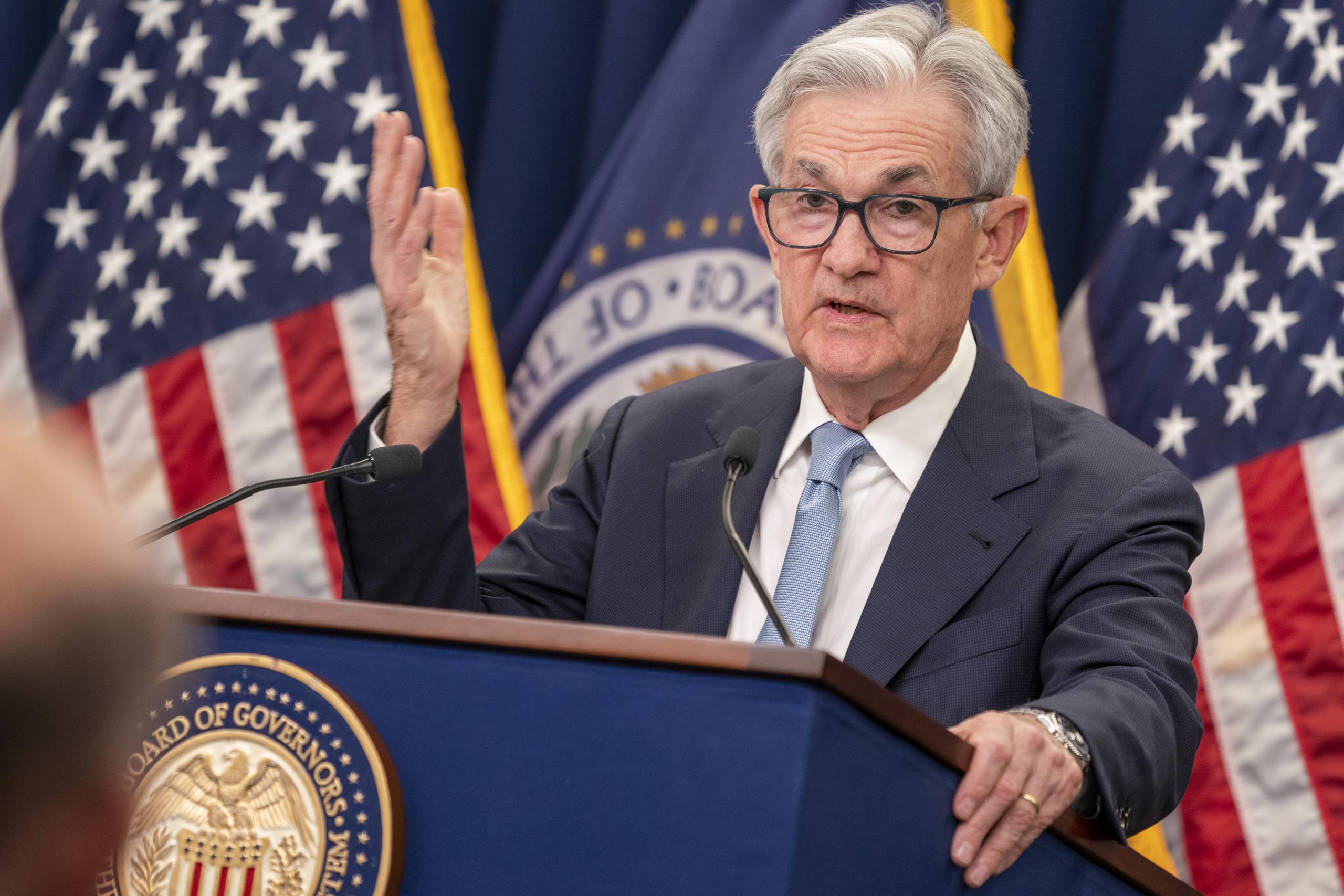 El presidente de la Fed, Jerome Powell, dio a conocer la decisión un día después de saber que la tasa interanual de inflación bajó a un 4 %.