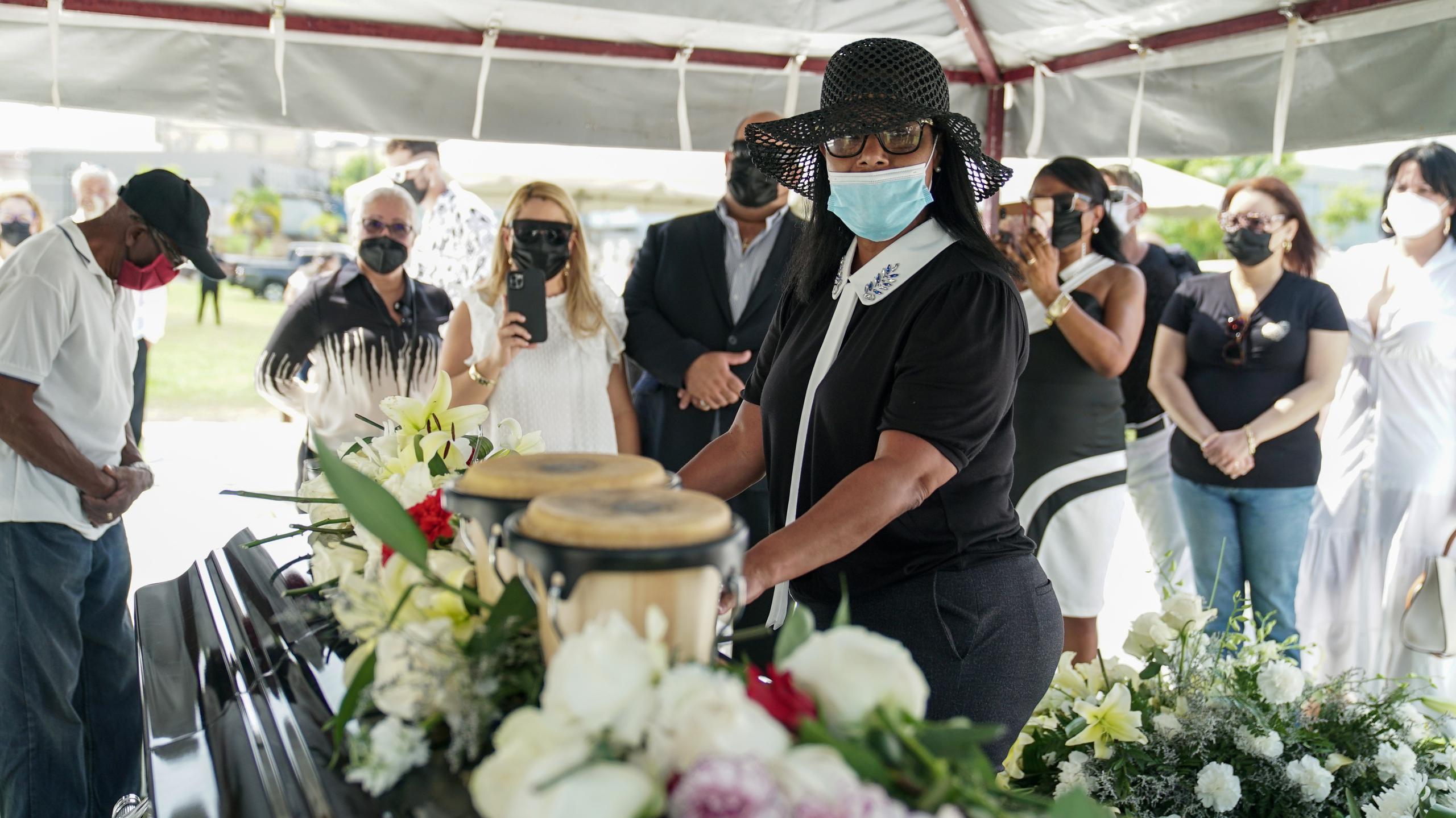 Fue un momento de tensión entre los familiares que aún permanecían cerca del ataúd y de los seguidores que se dieron cita para despedir al “Sr. Bongó” en el cementerio Monte Calvario en Caguas. En la foto, la viuda, Antonia María Nieves.