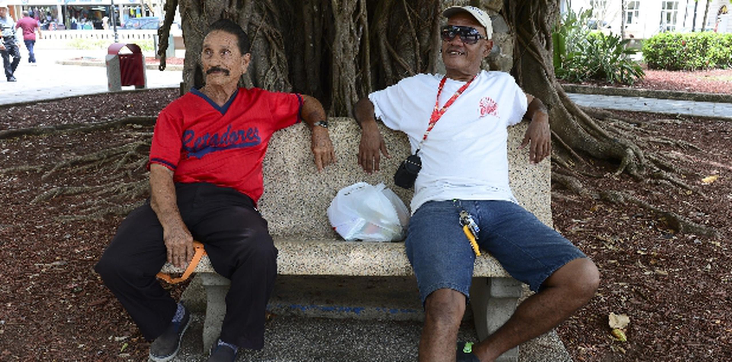 Félix Rivera y Juan Vega son de los que se “recogen” temprano para esquivar la ola criminal que está arropando al municipio. (tony.zayas@gfrmedia.com)