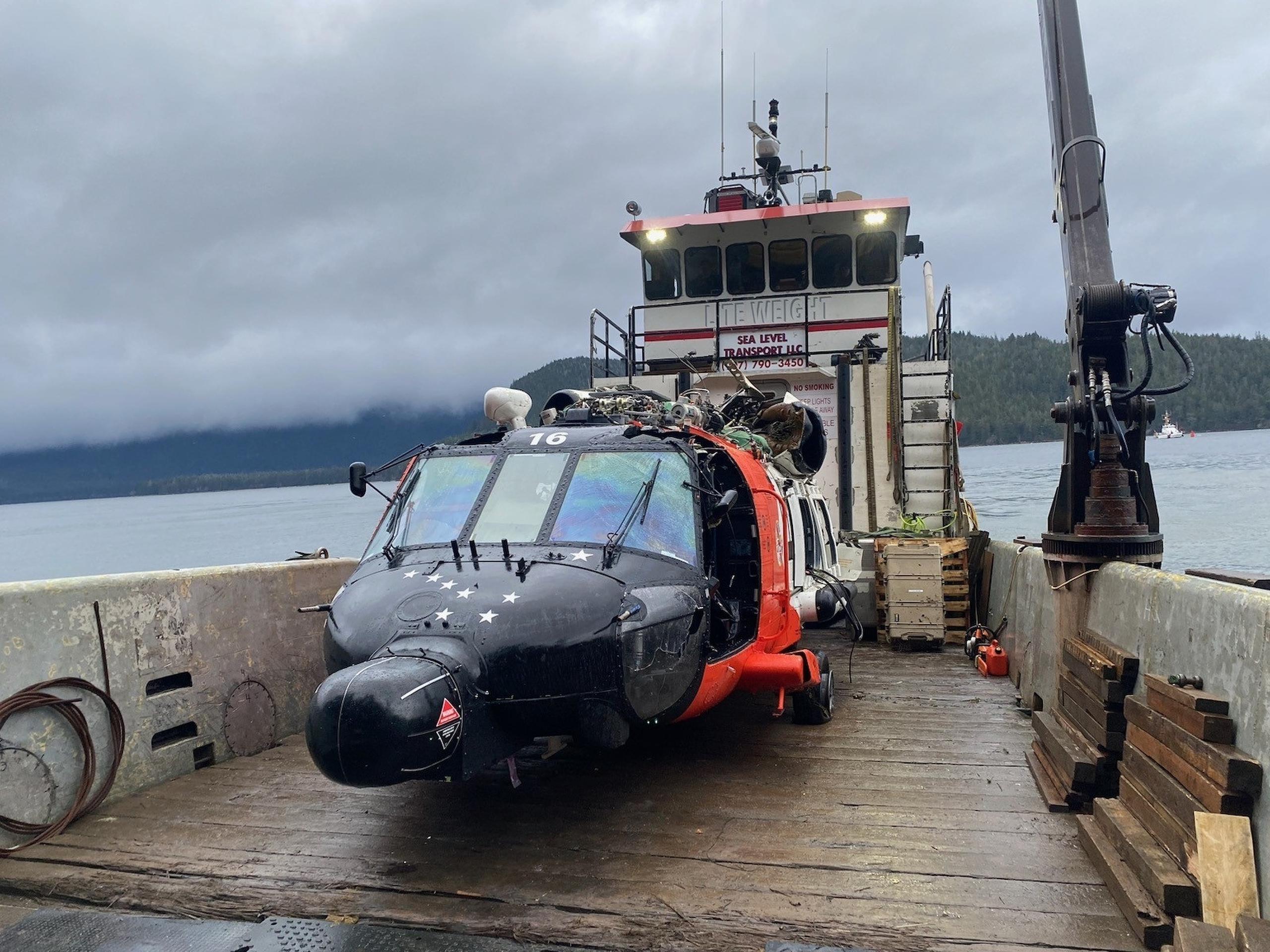 El MH-60 Jayhawk se estrelló en Read Island, a unos 130 kilómetros (80 millas) al este de Sitka, el 13 de noviembre.