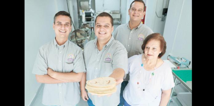 Roberto, Daniel y Juan Gabriel Rivera, aquí junto a su progenitora, Virginia Ramos, le dieron forma a la empresa de tortillas mexicanas Tortillas Doña Lola. (PARA HORIZONTE / WANDALIZ VEGA)