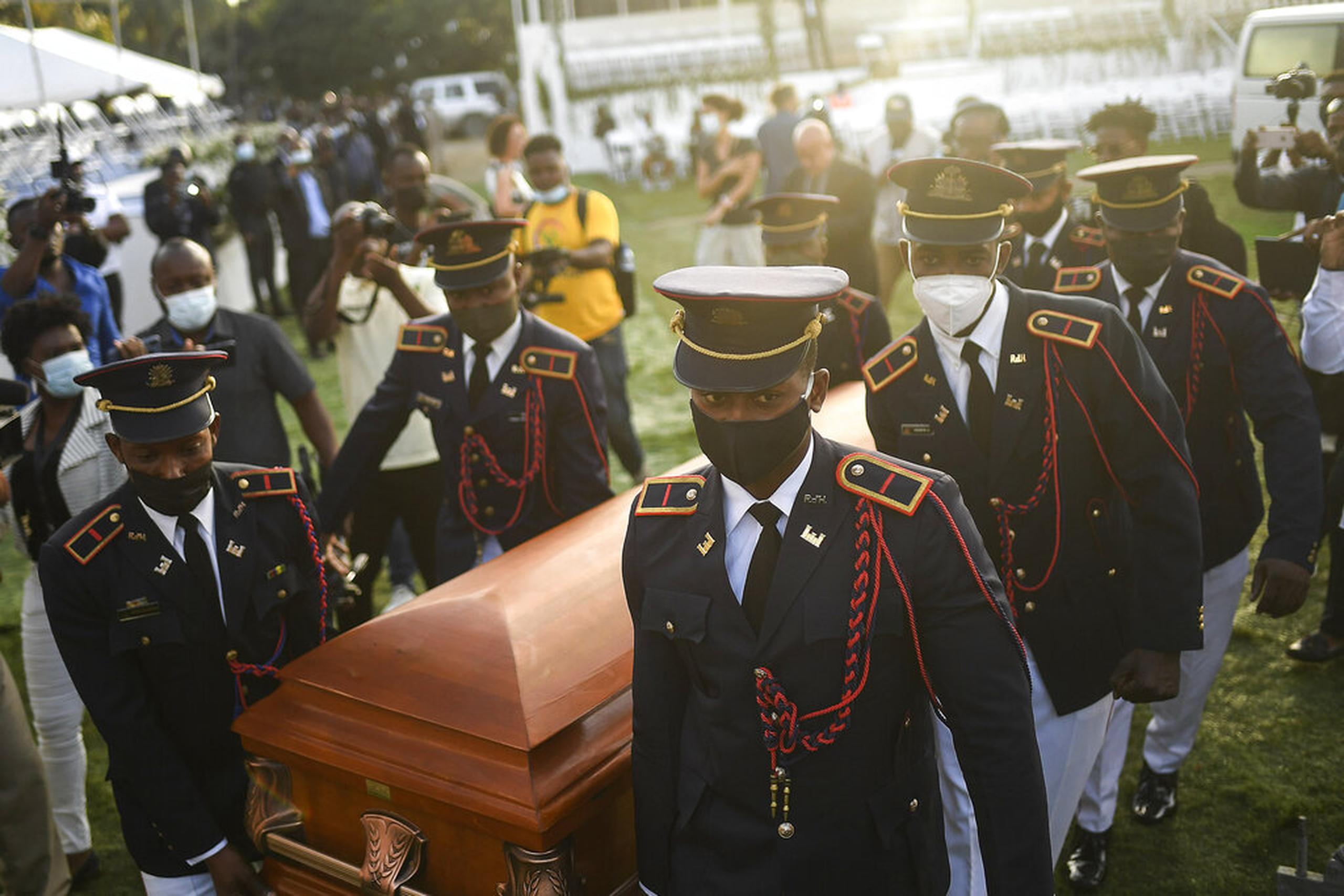 Policías cargan el féretro con los restos del presidente haitiano Jovenel Moïse al inicio del funeral en su finca familiar en Cabo Haitiano, Haití, el 23 de julio de 2021.