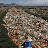 Cubierto de basura parte de un lago en Bolivia 
