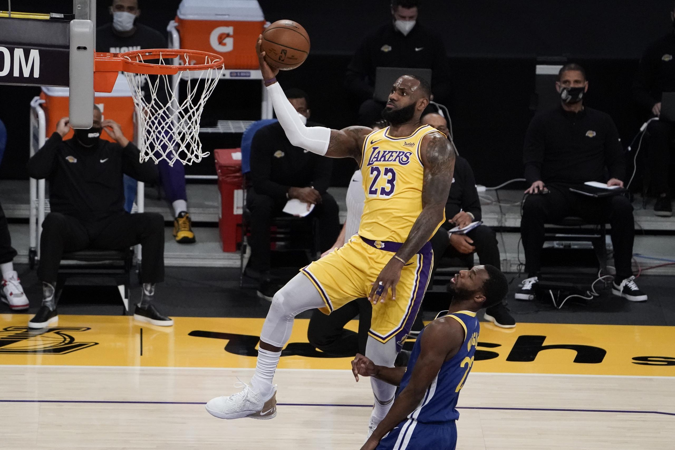 LeBron James tiene a los Lakers primeros en la Conferencia del Oeste.