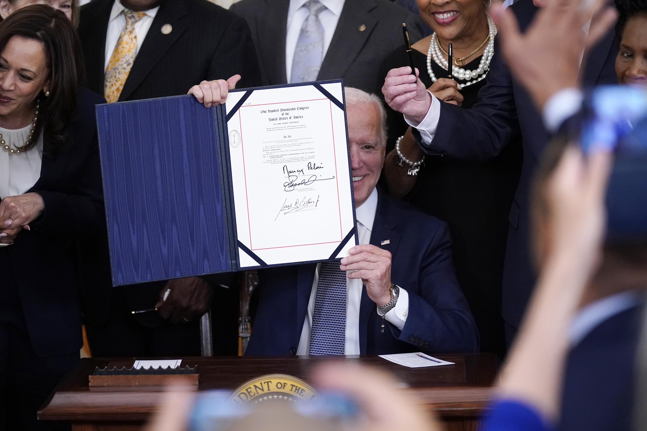 El presidente Joe Biden celebra la Decimosexta Ley del Día de la Independencia Nacional después de firmarla en el Salón Este de la Casa Blanca, el 17 de junio de 2021 en Washington, D.C.