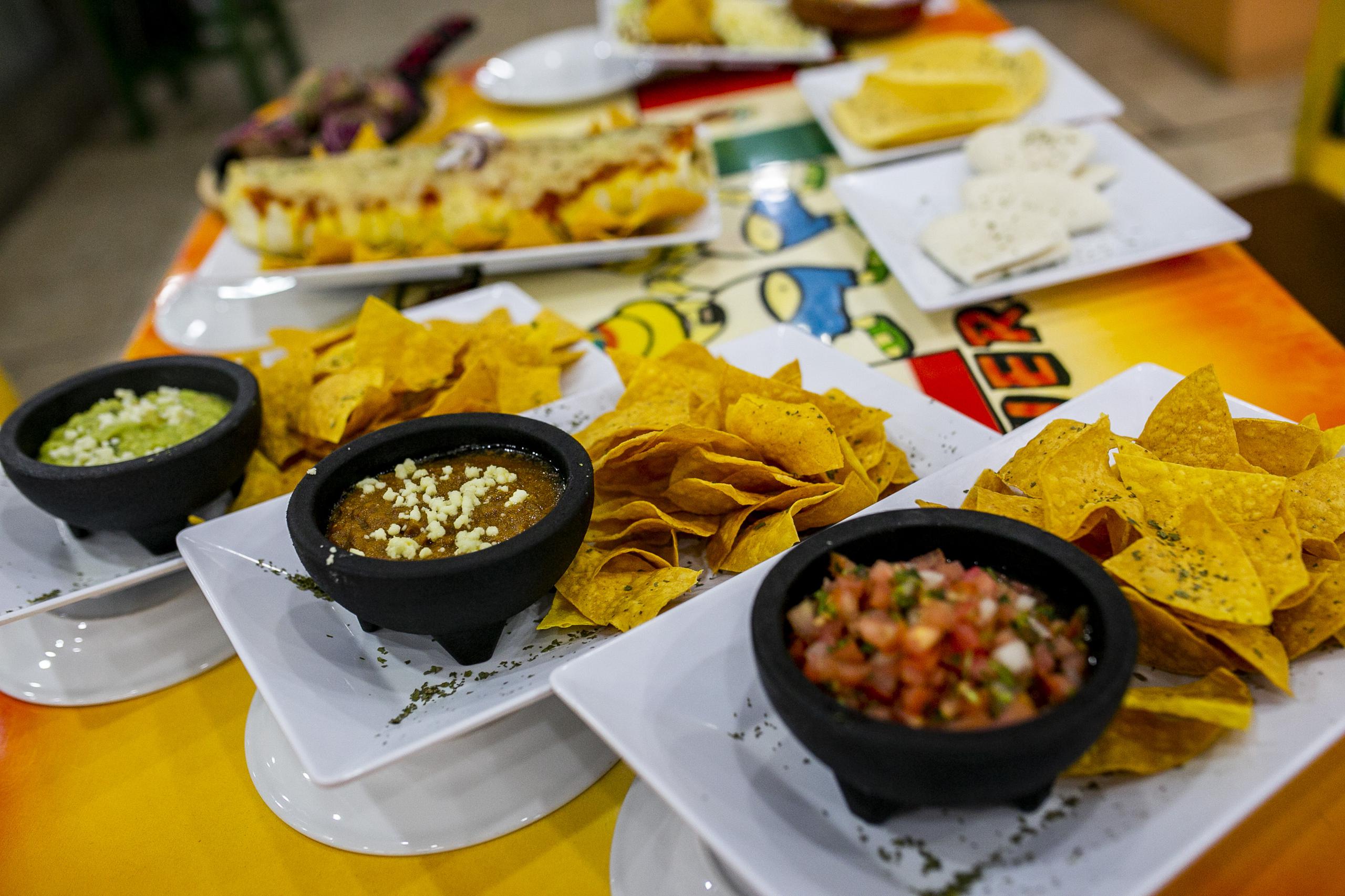 Burrito de carne frita (al fondo) y nachos con guacamole, refritos y pico de gallo; algunas de las delicias tex mex del establecimiento.  