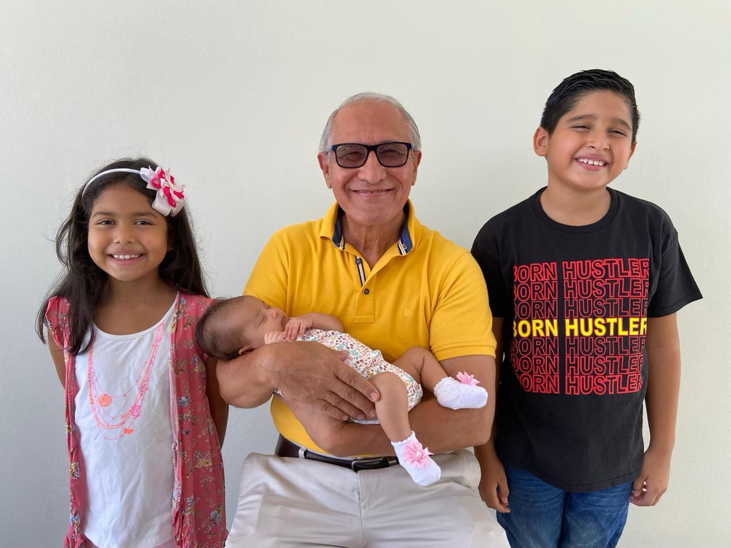 Don Fredy I. Reyes Sorto junto a sus nietos Michelle, José y la pequeña Luna Sophia.