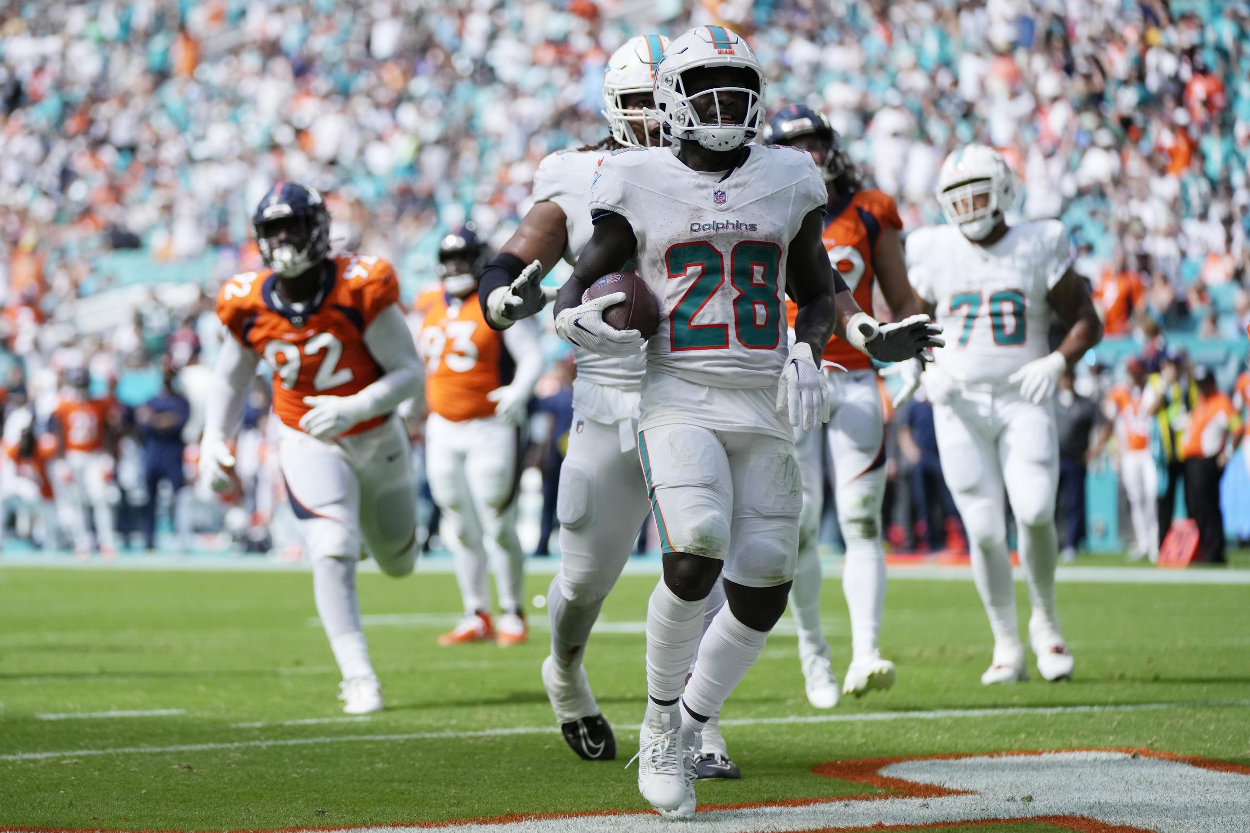 El running back De'Von Achane (28) de los Dolphins de Miami celebra tras anotar un touchdown ante los Broncos de Denver, el domingo 24 de septiembre de 2023, en Miami Gardens.
