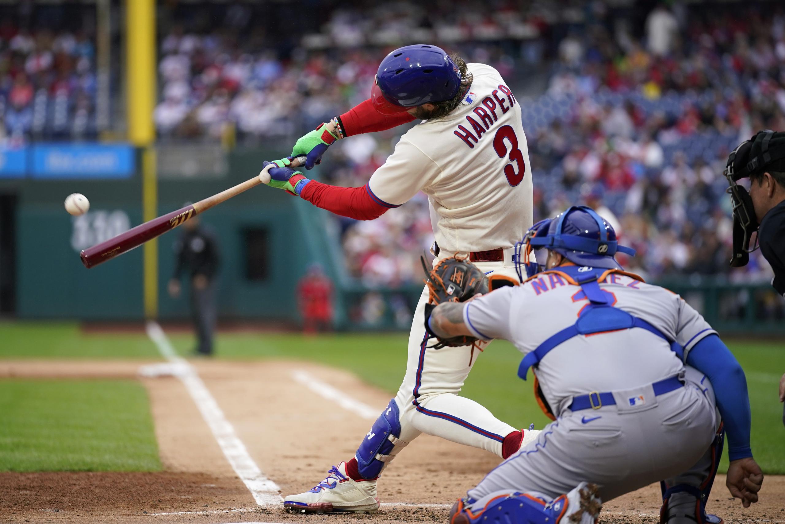 Bryce Harper, de los Phillies de Filadelfia, conecta un jonrón ante el lanzador de los Mets de Nueva York, José Quintana.