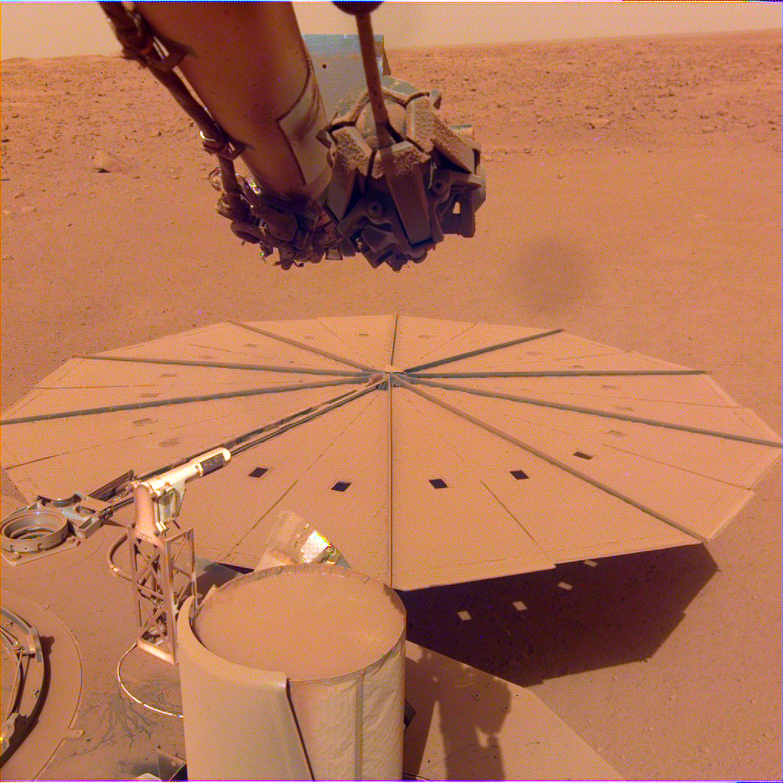 La sonda InSight cubierta de polvo en Marte.