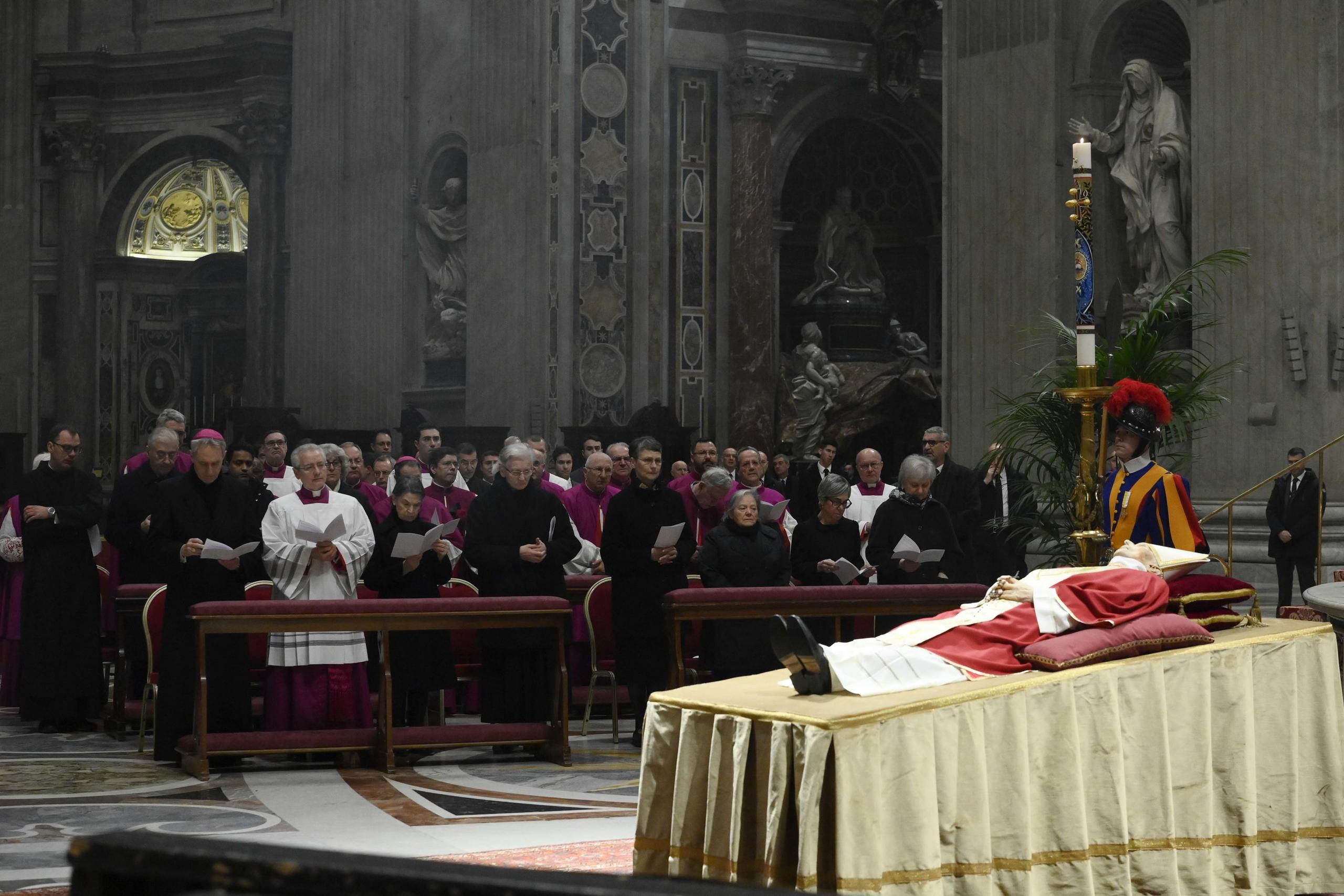 El papa emérito Benedicto XVI, que falleció el 31 de diciembre a los 95 años, será enterrado en la tumba que ocupó Juan Pablo II en la cripta dedicada a los pontífices bajo la basílica de San Pedro.