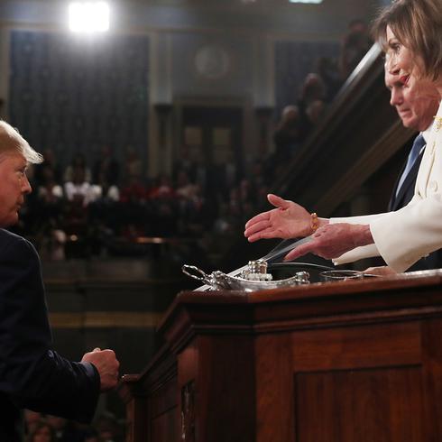 El instante en que Trump evitó darle la mano a Nancy Pelosi