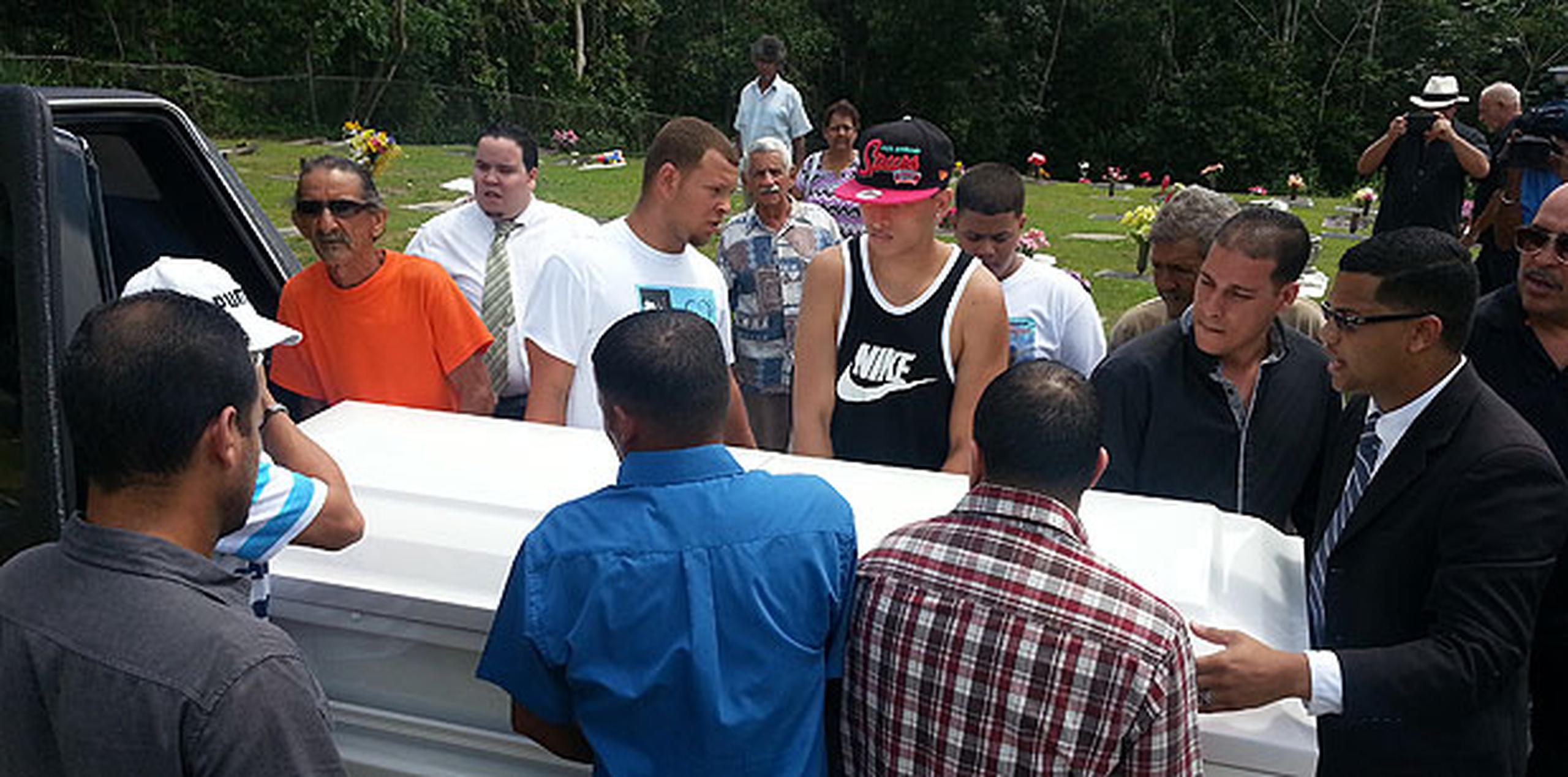 El último adiós a la víctima se llevó a cabo en el cementerio Señorial Memorial Park, en Cupey. (xavier.araujo@gfrmedia.com)