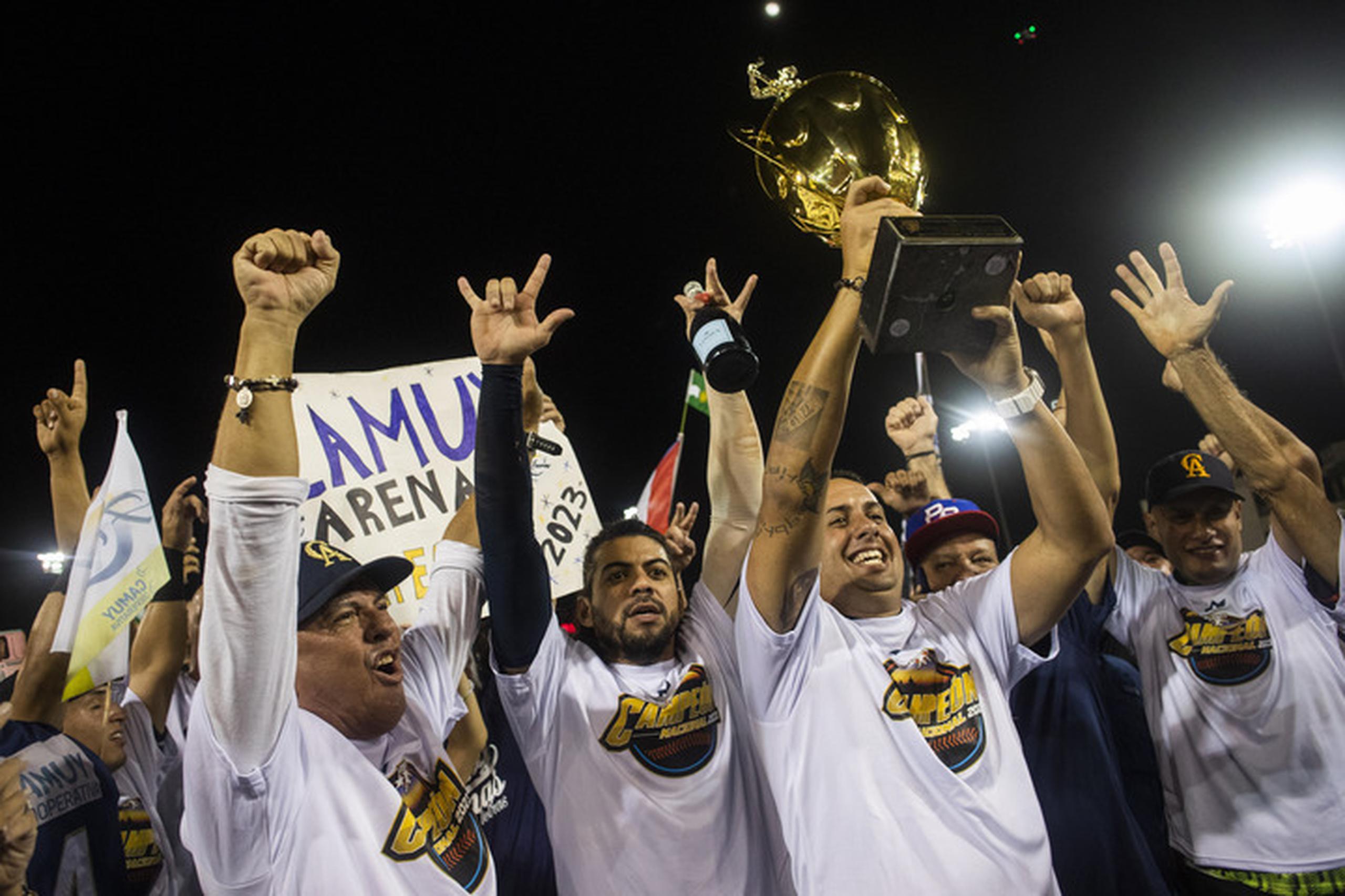 Los Arenosos se proclamaron campeones del Béisbol Superior Doble A al superar 12-6 a los Toritos de Cayey.