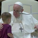 Adorable interrupción de niño al papa Francisco