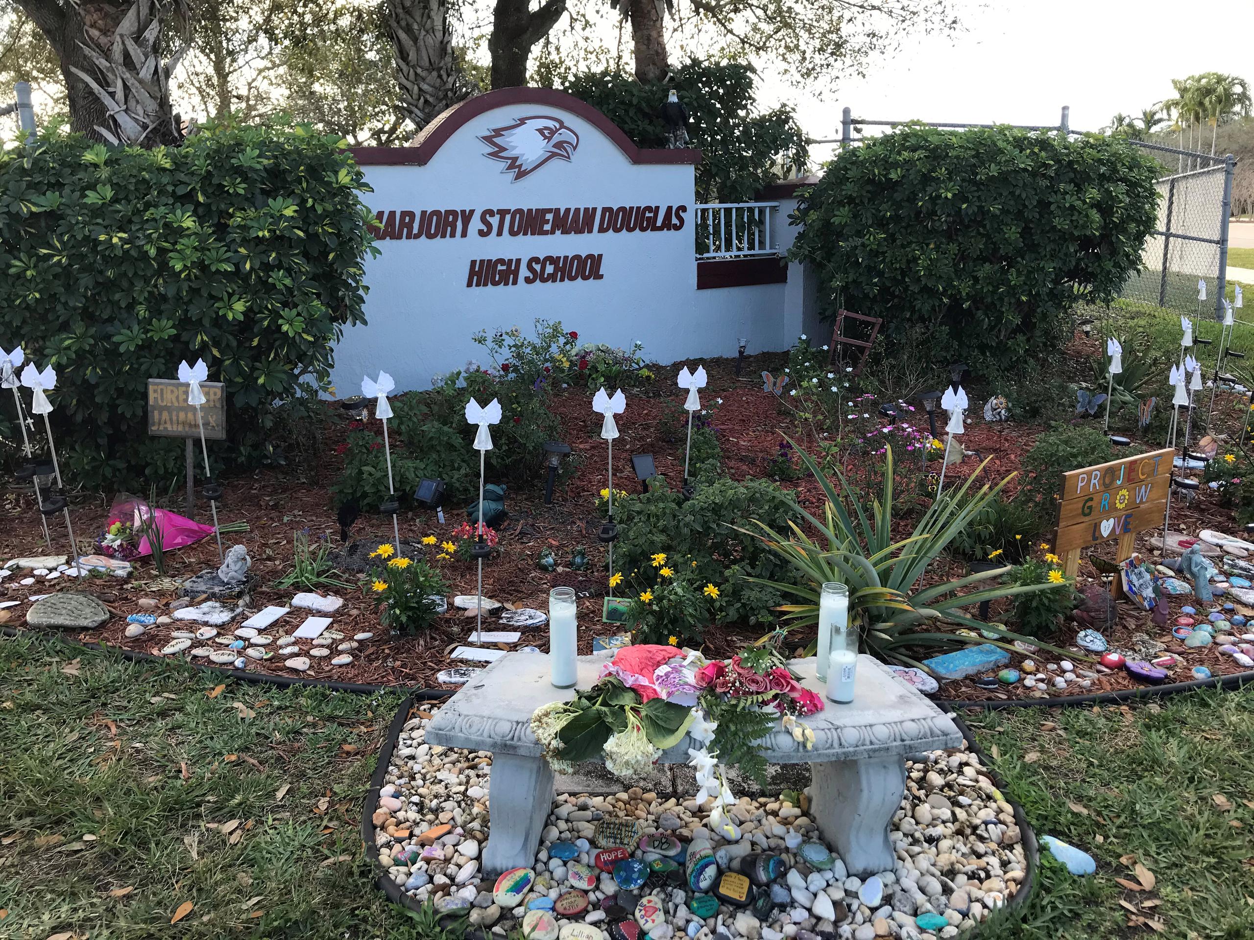 Fotografía de archivo fechada el 11 de febrero de 2021 donde se aprecia la placa de entrada de la escuela secundaria Marjory Stoneman Douglas, en Parkland, Florida (EE.UU.). EFE/Ana Mengotti
