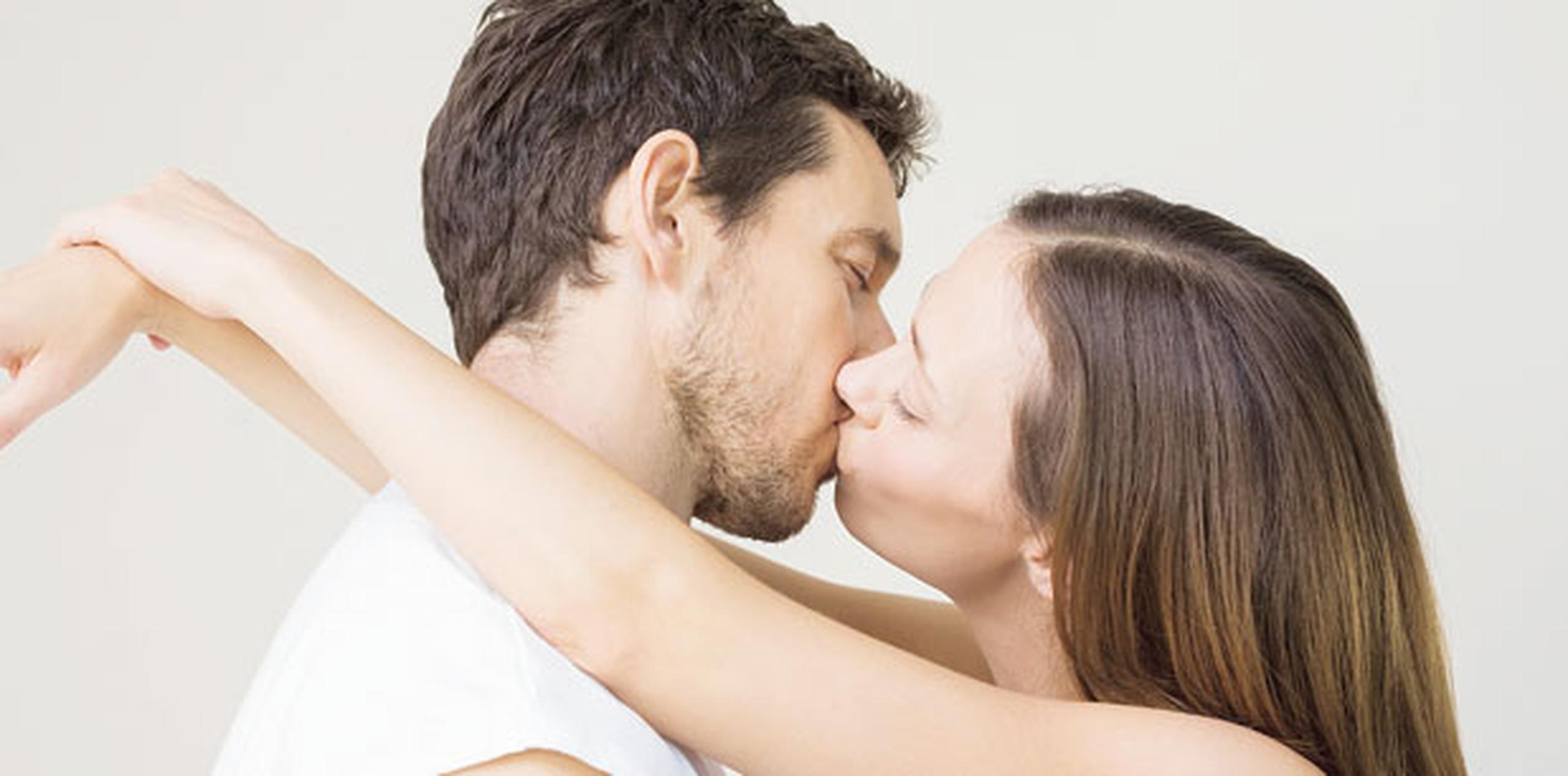 El riesgo de contraer el VPH aumenta con el número de parejas que te hayan besado al estilo “french kissing”. (Archivo)