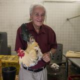 Don Néstor Martínez lleva 70 años en la Plaza del Mercado de Manatí