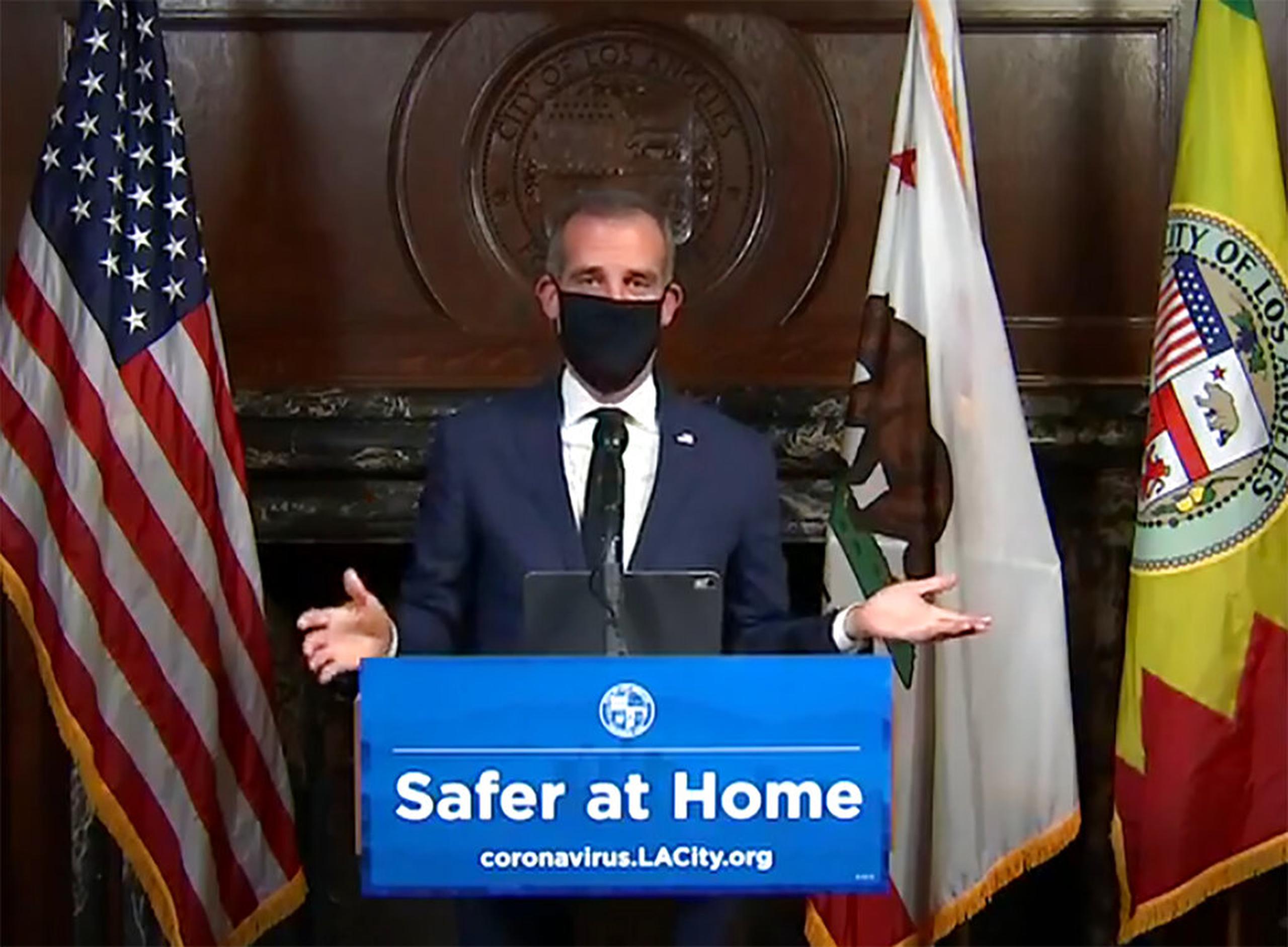 El alcalde de Los Ángeles, Eric Garcetti, ofreció ayer una conferencia de prensa con una mascarilla puesta.