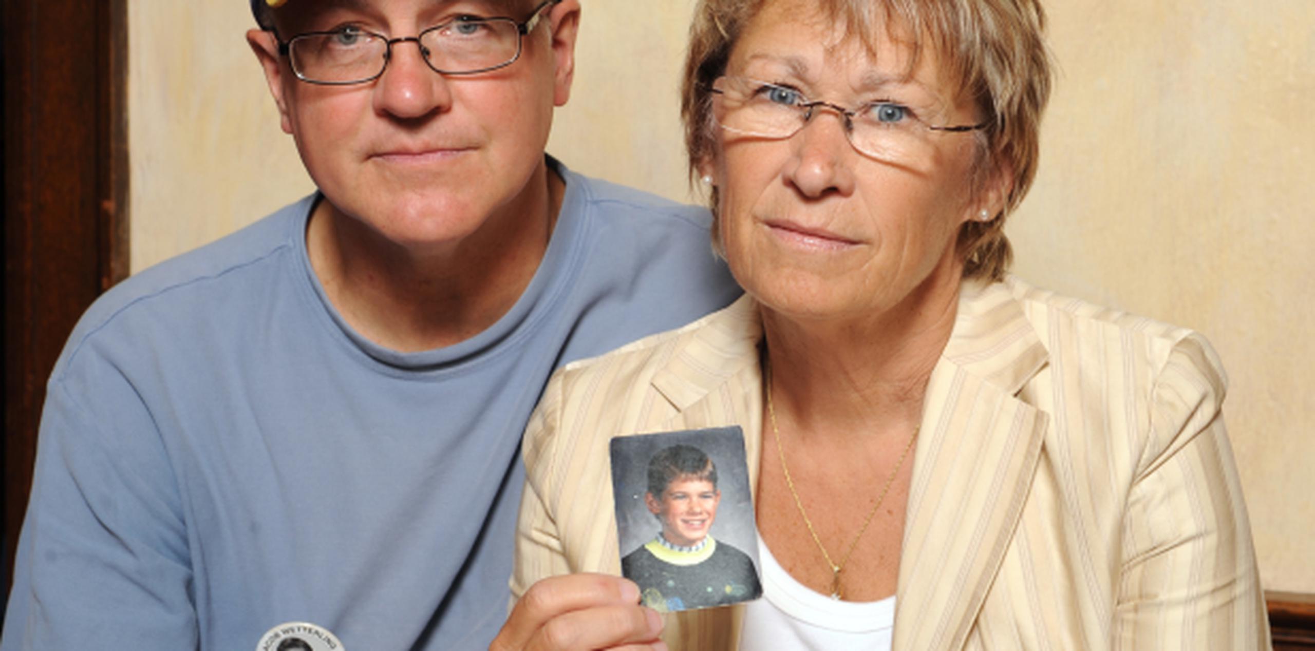 Los padres de Jacob con una foto del menor. (Prensa Asociada)