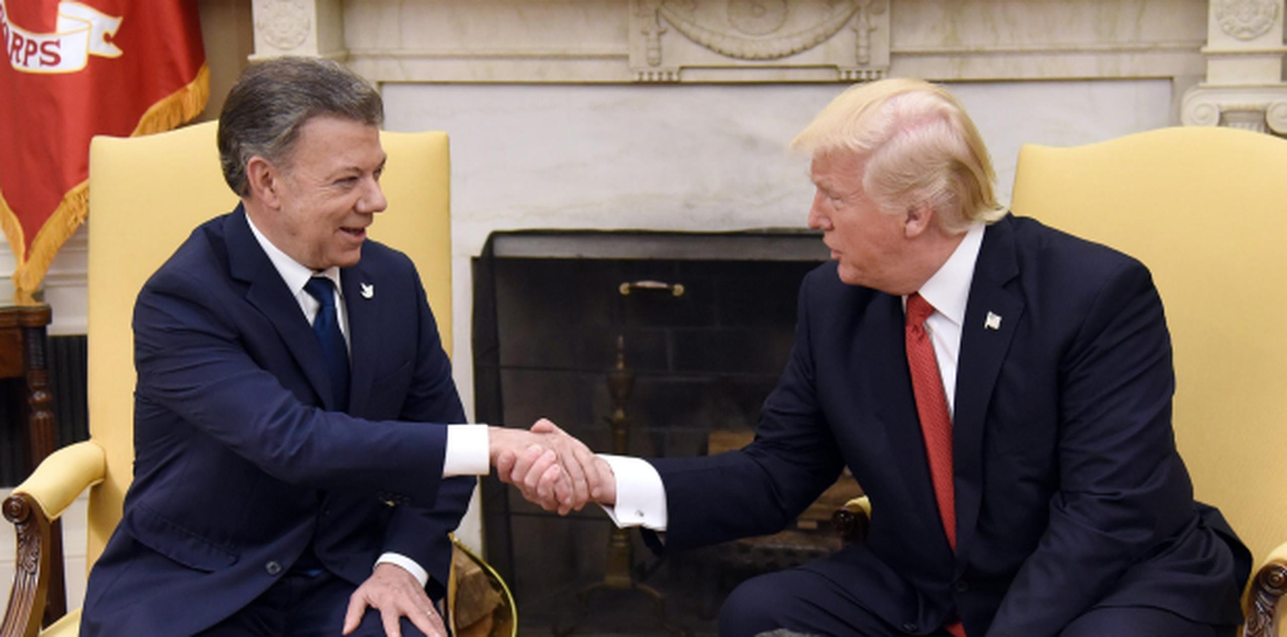 El presidente de Estados Unidos, Donald Trump, estrecha la mano del presidente de Colombia, Juan Manuel Santos, durante una reunión hoy en la Oficina Oval de la Casa Blanca. (EFE / Oliver Douliery)