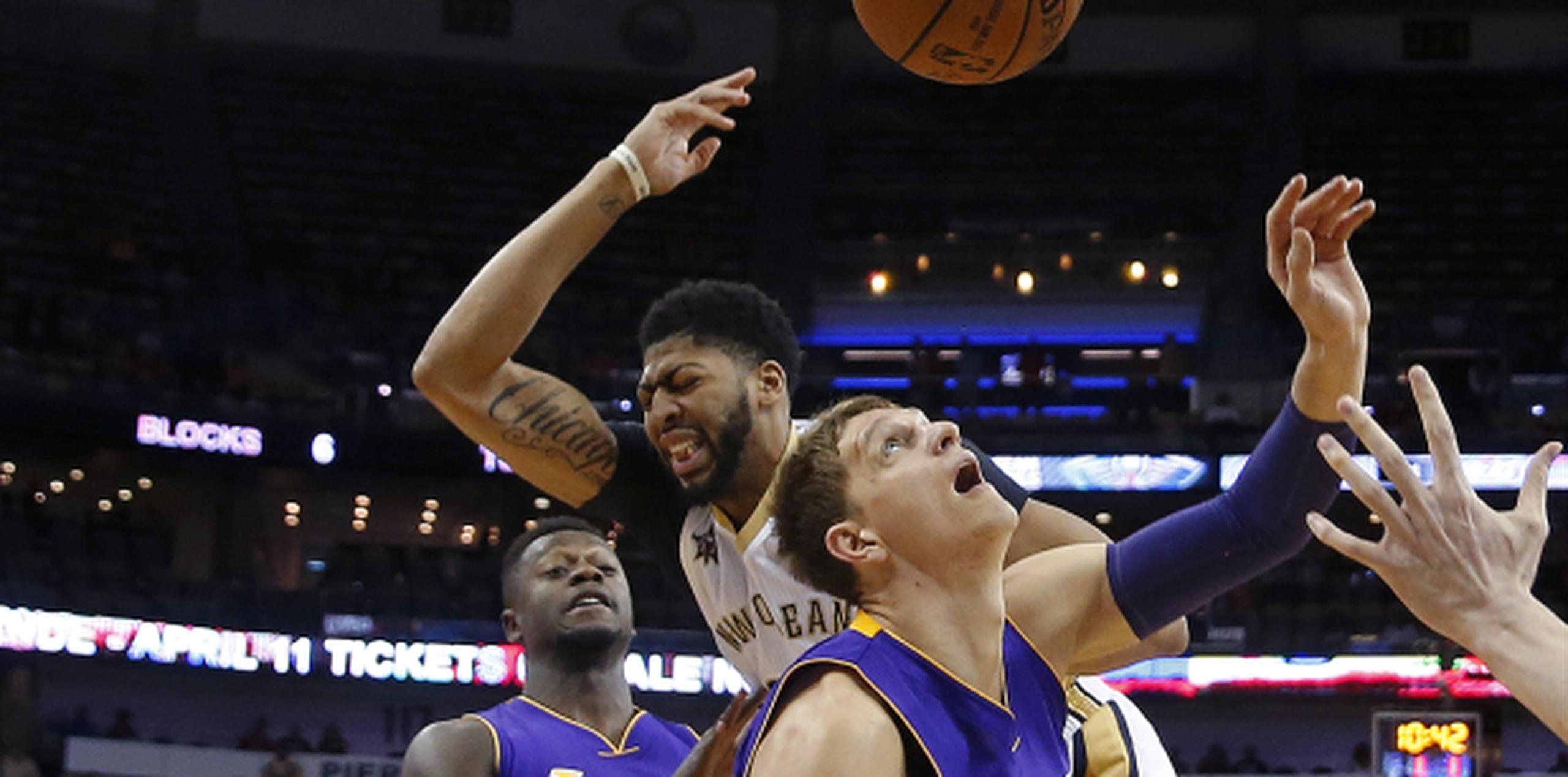 Davis realiza un tiro alocado al chocar con la defensa de los Lakers. (Prensa Asociada)