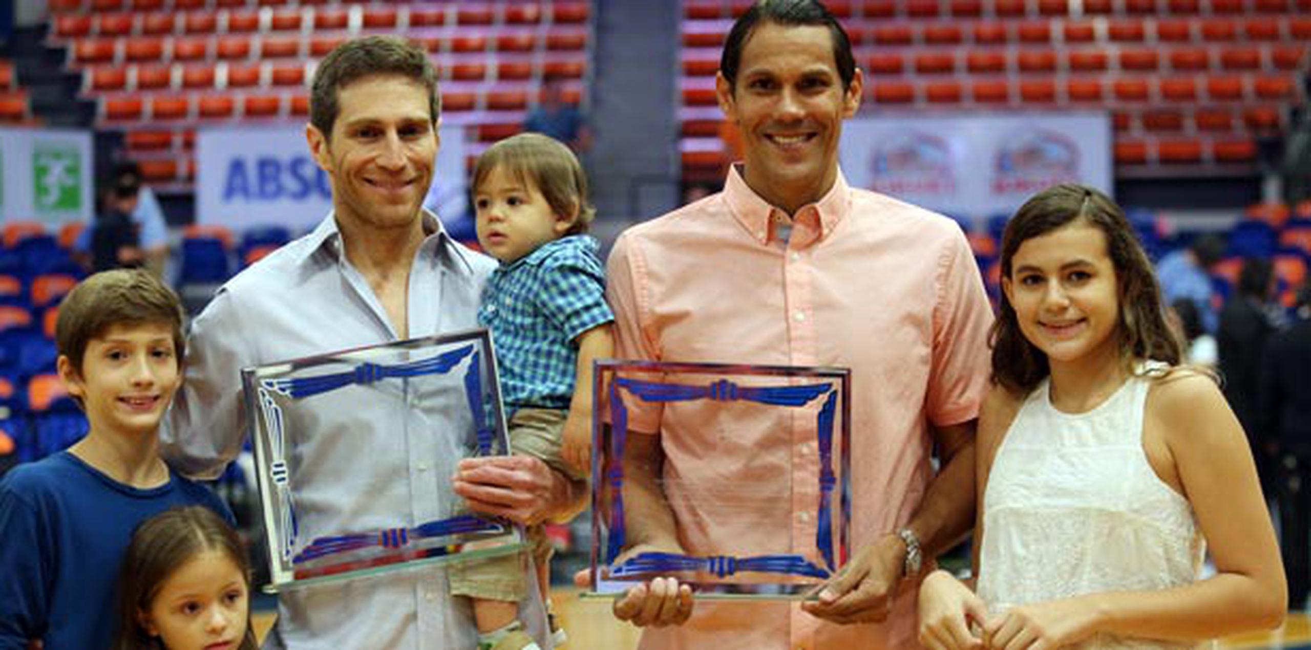 Raúl Papaleo y Ramón ‘Monchito’ Hernández fueron reconocidos por la Federación Puertorriqueña de Voleibol. (juan.martinez@gfrmedia.com)