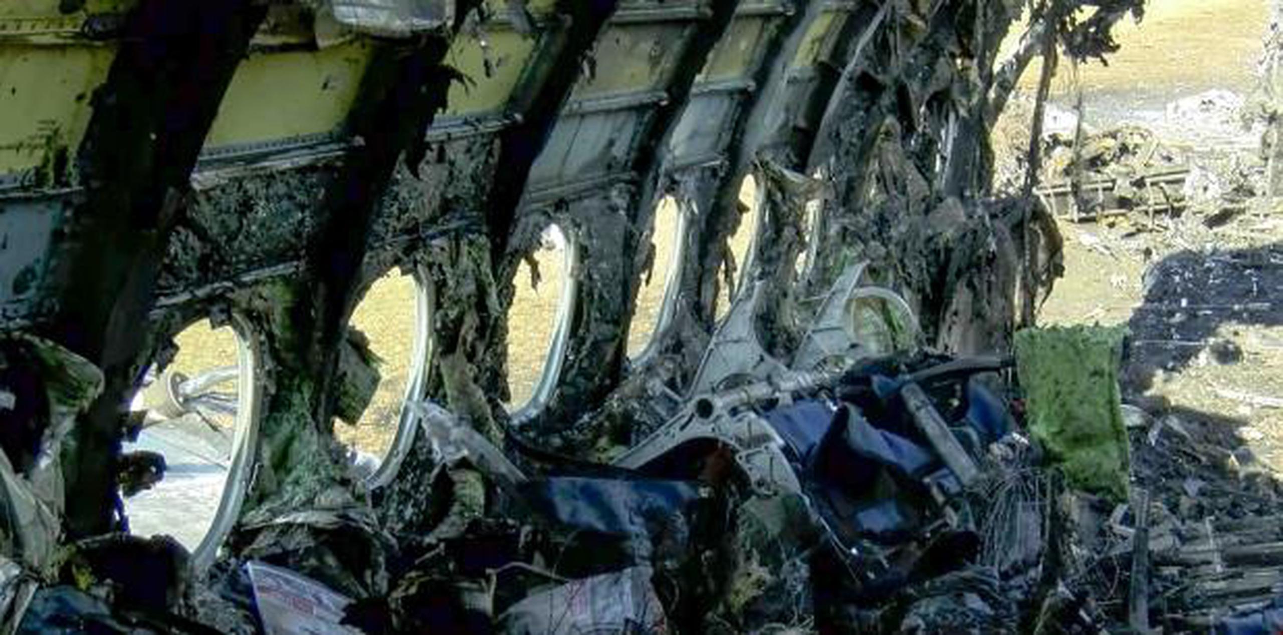 El avión Sukhoi SSJ100 aterrizó con fuerza, destruyendo el tren de aterrizaje y prendiendo fuego en los motores. (The Investigative Committee of the Russian Federation vía AP)